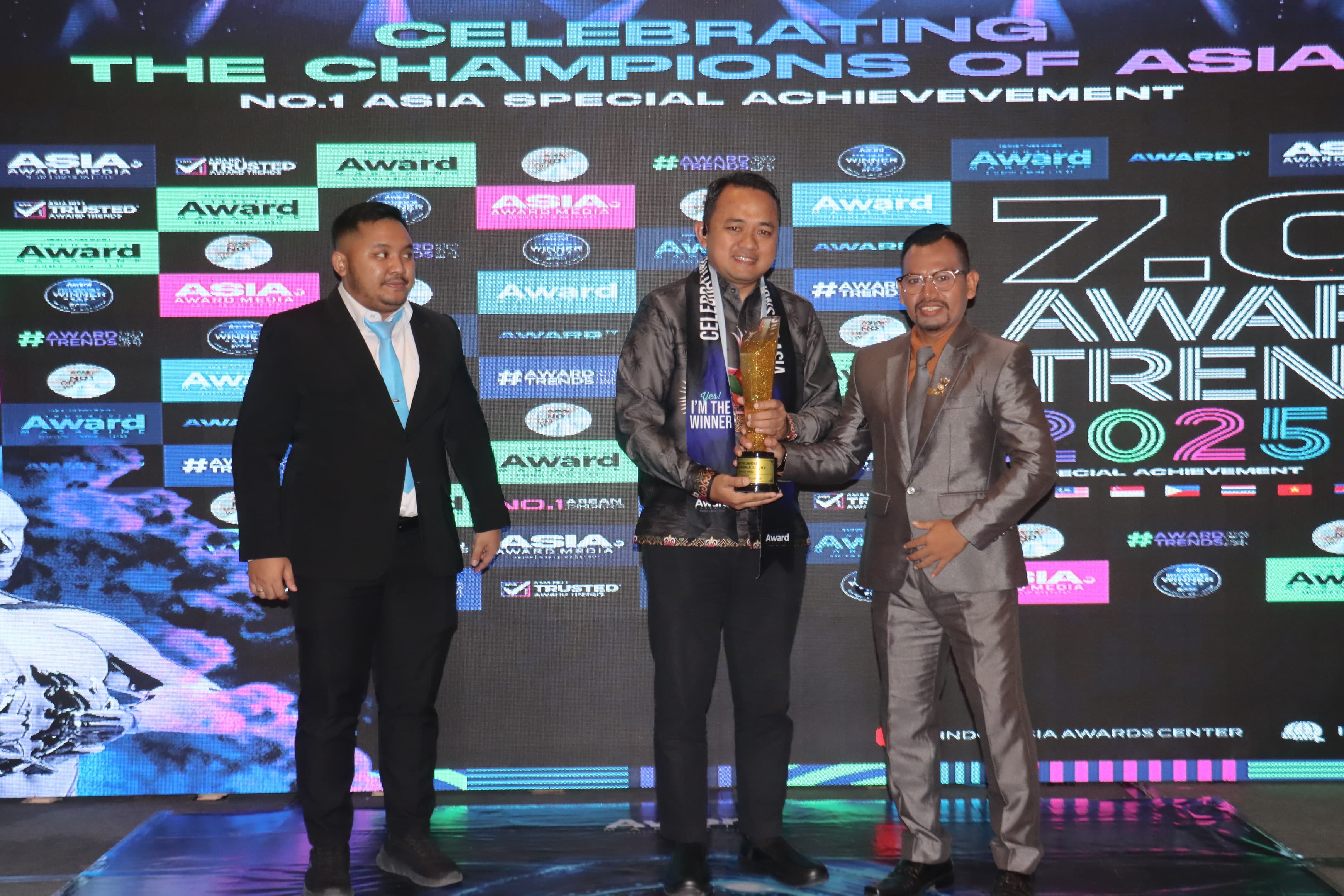 Kapolres Mimika, AKBP Bilyandha Hildiario Budiman saat menerima penghargaan.