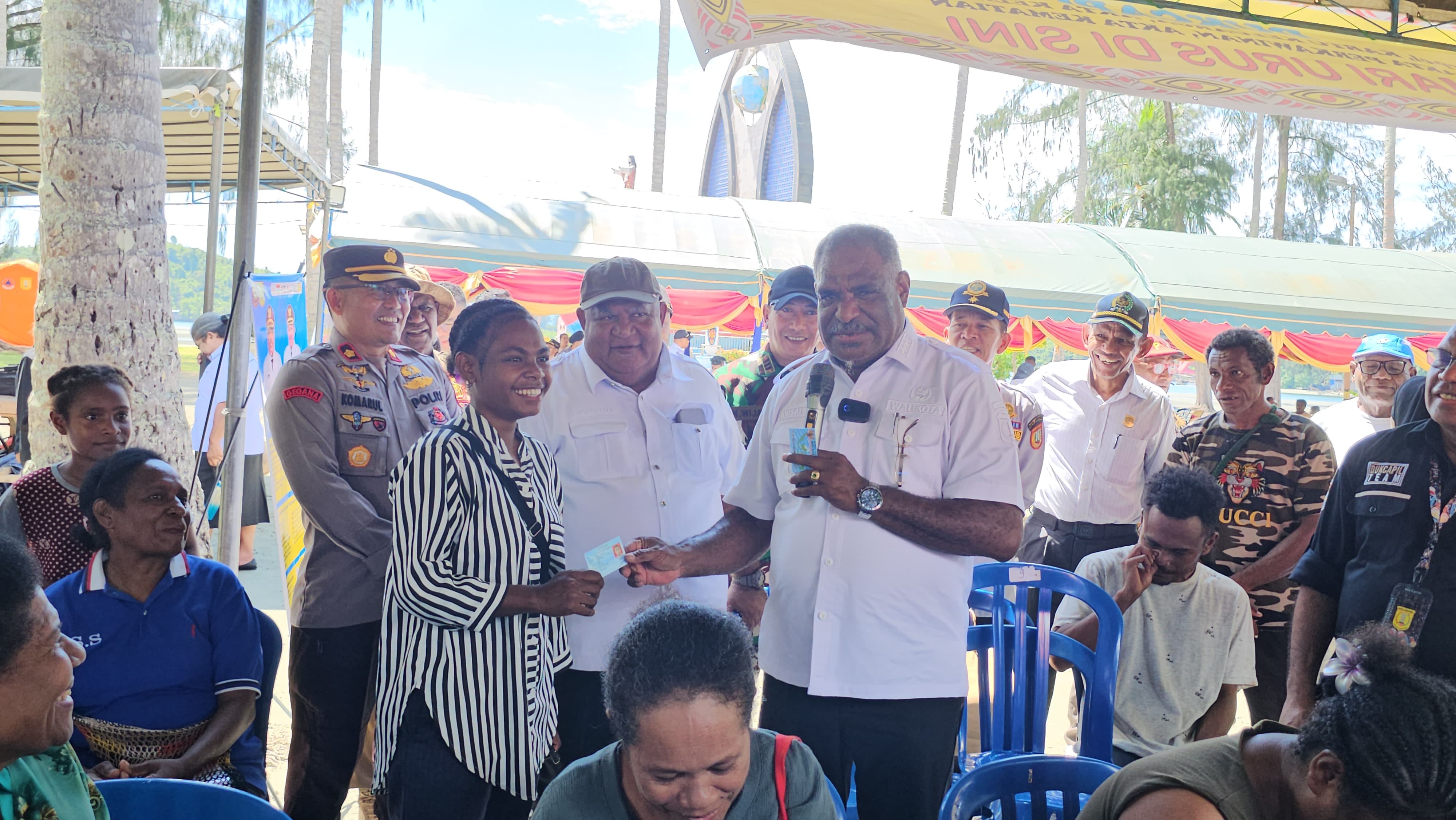 Wali Kota Jayapura, Abisai Rollo ketika memantau pelayanan dokumen kependudukan bagi masyarakat disela Turkam Kampung Enggros pada bulan Juni 2025 lalu. (CEPOSONLINE.COM/HANS PALEN).
