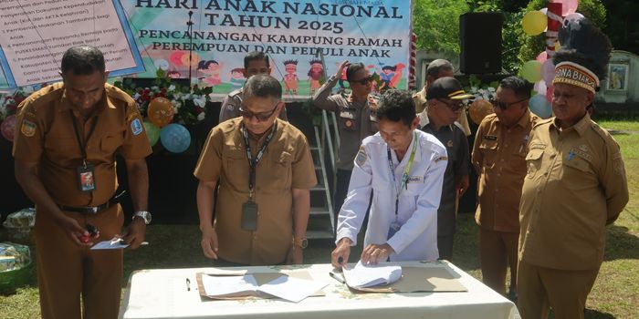 Bupati Biak Numfor Markus Mansnembra saat melihat proses kesepakatan bersama Dinas Pendidikan dan Kebudayaan bersama Perum Damri, dalam memberikan pelayanan Transportasi bagi anak-anak sekolah di Biak