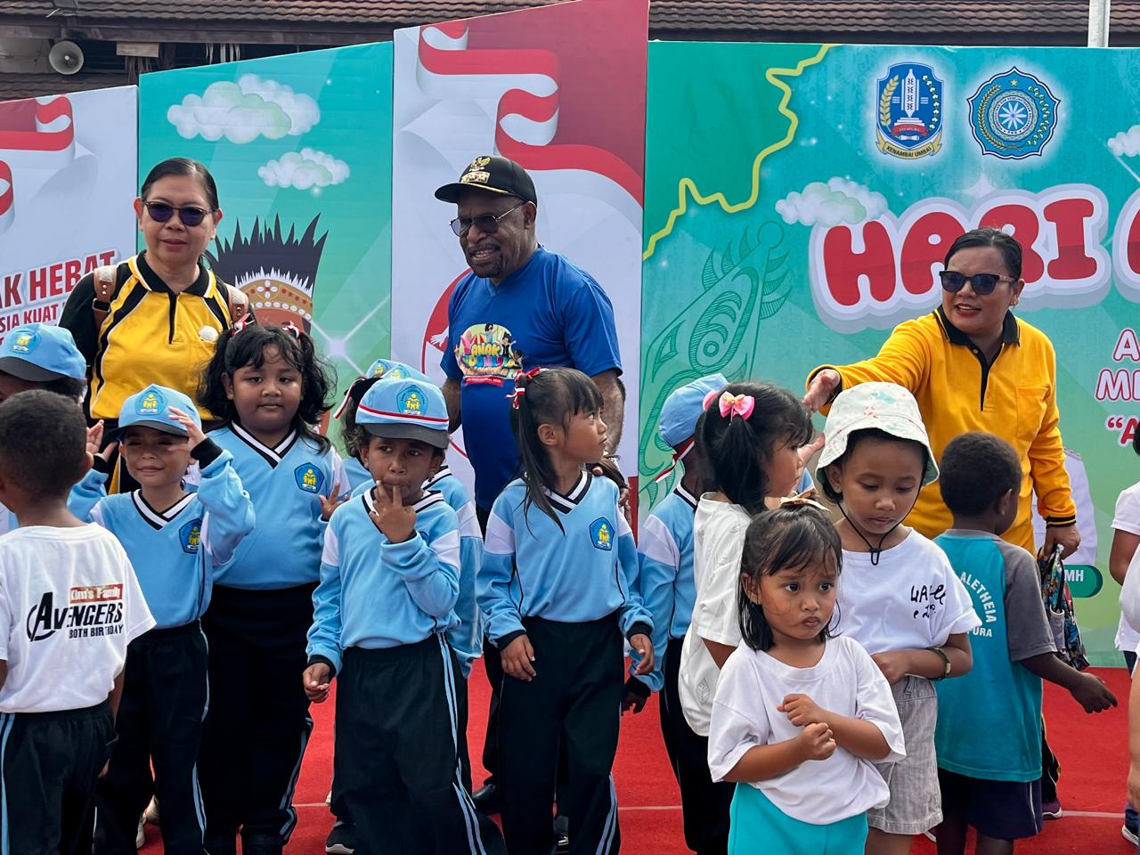 Bupati Jayapura Yunus Wonda saat bersalaman dengan anak-anak PAUD dan TK, usai pembukaan Hari Anak Nasional di Kabupaten Jayapura, Rabu (23/7).(CEPOSONLINE.COM/YOHANA)