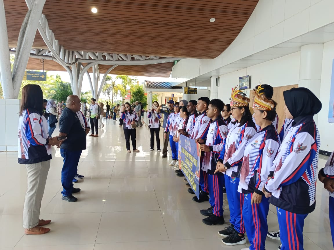 Kepala Dinas Kepemudaan, Olahraga Provinsi Papua Selatan, Soleman Jambormias atas nama Gubernur Papua Selatan saat lepas kontingen Fornas VIII menuju NTB, Kamis (24/7/2025).(CEPOSONLINE.COM/SULO).