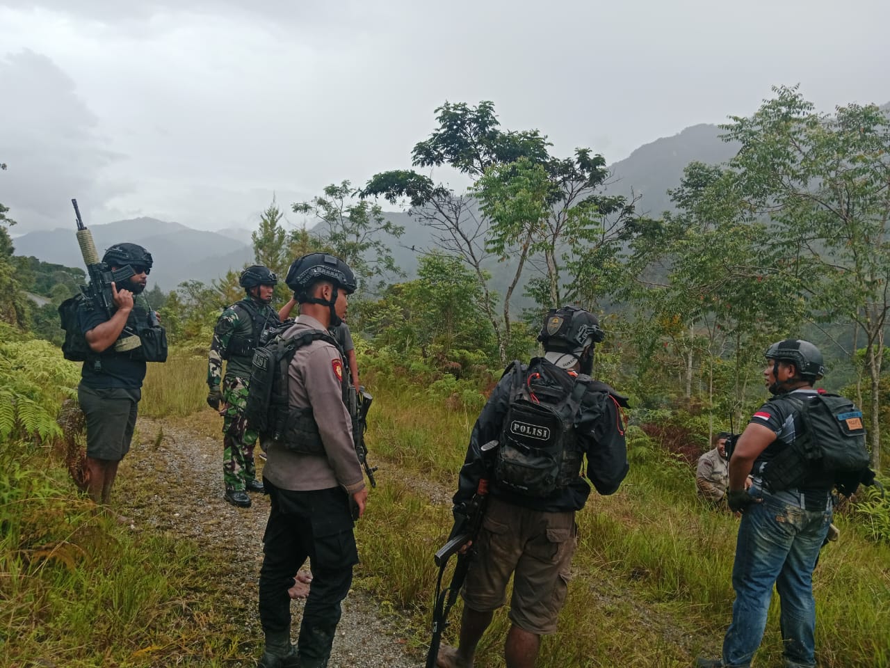 Aparat gabungan saat melalukan pengamanan di Bandara Bilorai, Sugapa, Kabupaten Intan Jaya, Papua Tengah saat Insiden penembakan, Rabu (23/7/2025) sekitar pukul 11.32 WIT. (CEPOSONLINE.COM/HUMAS ODC)