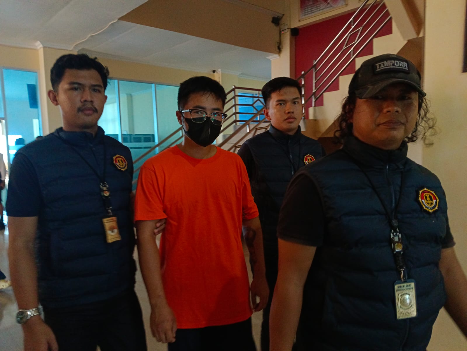 WNA asal China berinisial SWY yang diduga melakukan pelanggaran Kemigrasian saat akan dihadirkan dalam konfrensi pers, di Kantor Imigrasi Klas II TPI Merauke, Kamis (24/7/2025).(CEPOSONLINE.COM/SULO)