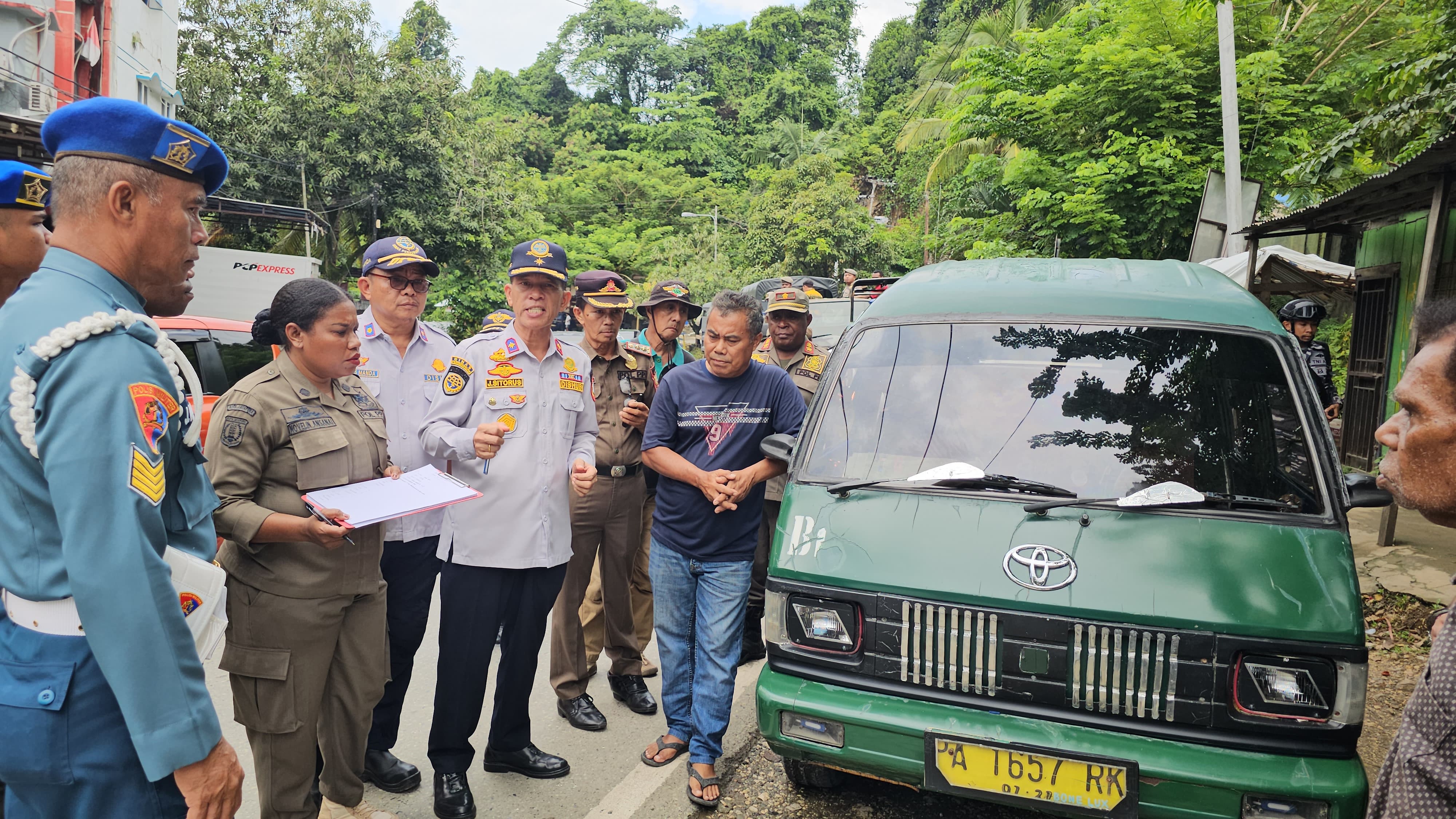 Tim Terpadu Pengamanan Kota Jayapura saat menertibkan angkutan umum yang mangkal di pingiran jalan samping tanjakan perumahan Jaya Asri, Entrop, Distrik Japsel. (CEPOSONLINE.COM/HANS PALEN)