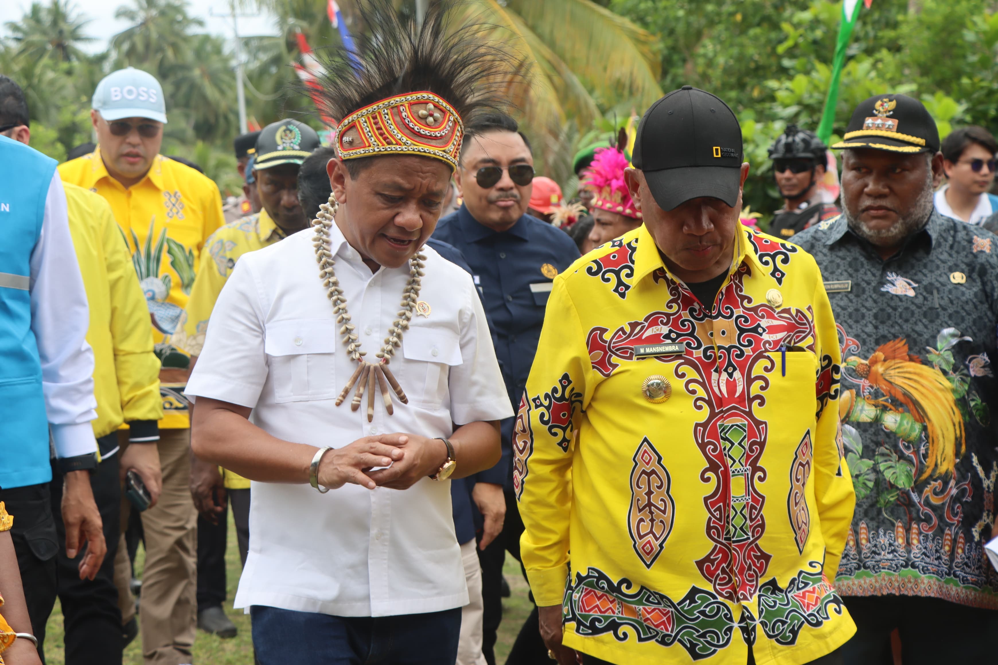 Bupati Biak Numfor Markus Mansnembra saat bersama Menteri ESDM Bahlil Lahadalia, saat kunjungan ke Pulau Owi, Kamis (24/7).