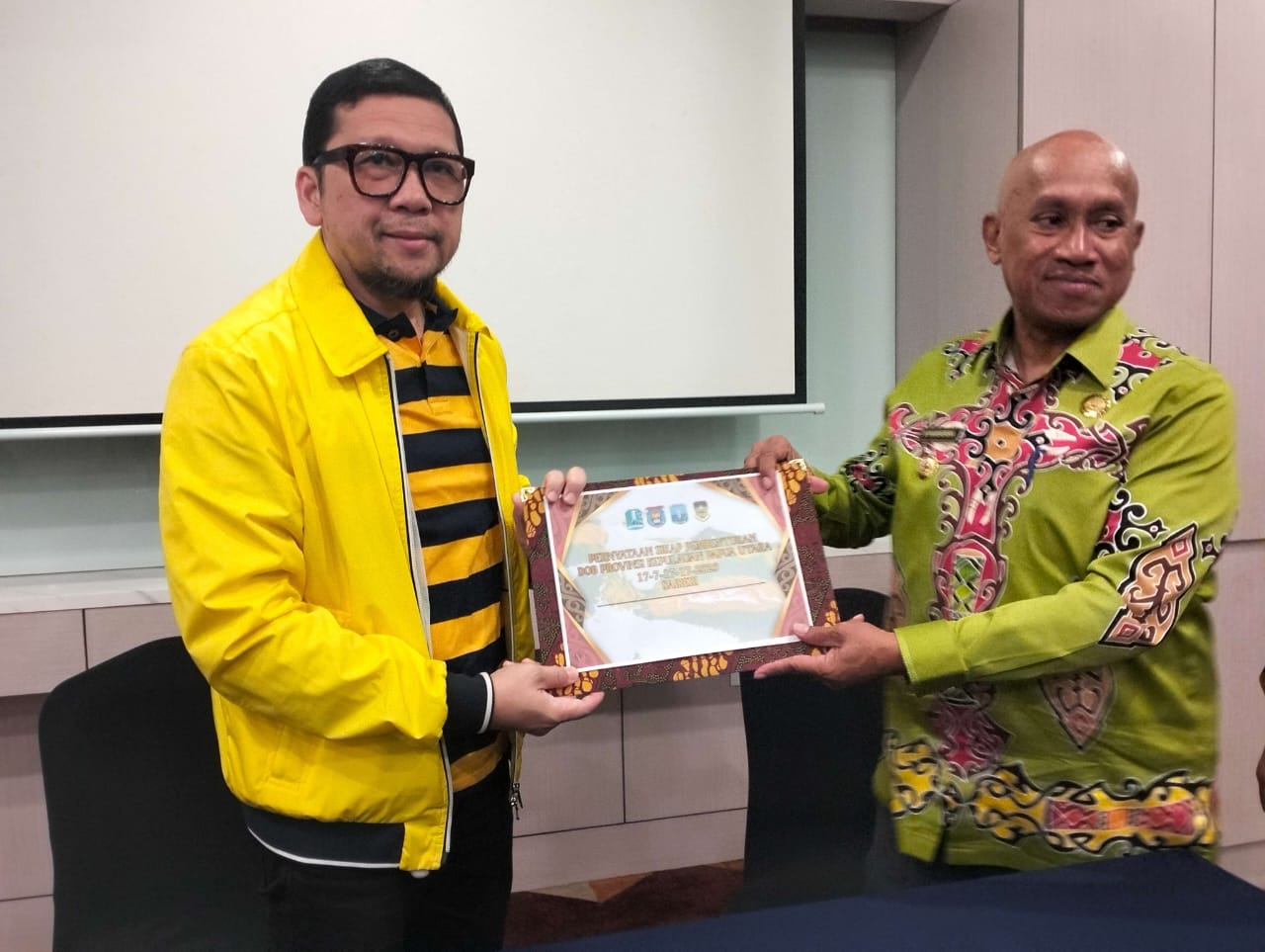 Wakil Ketua Baleg DPR RI, Achmad Doli Kurnia Tandjung menerima dokumen aspirasi usulan pembentukan DOB Provinsi Papua Utara dari Masyarakat melalui Bupati Biak Numfor Markus Mansnembra, di Biak.