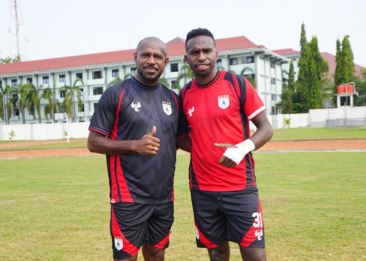 Jhon Pigay saat berfoto dengan Boaz Solossa disalah satu lapangan sepak bola di Jogja beberapa waktu lalu. (CEPOSONLINE.COM/JHON PIGAY)
