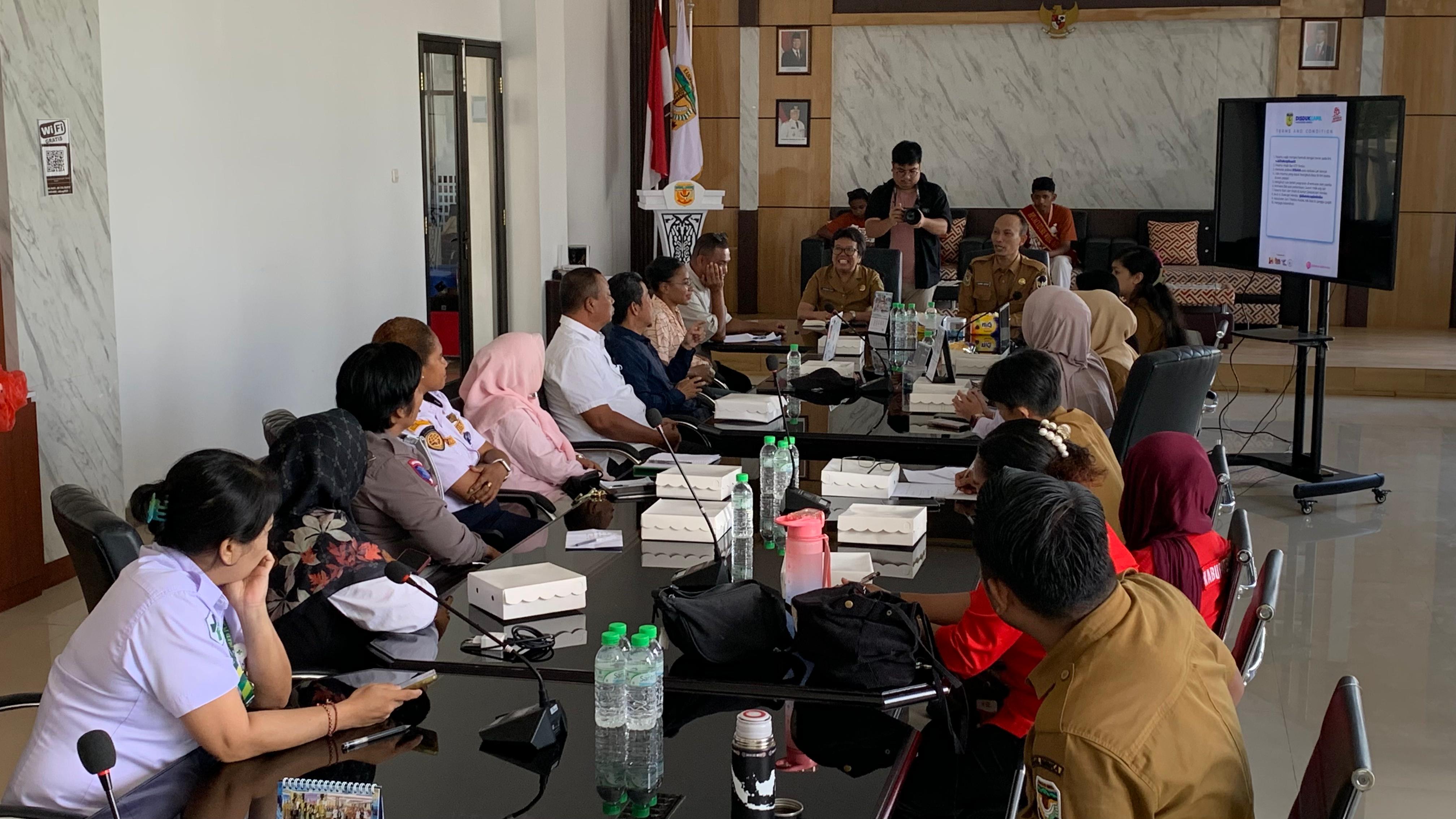 Para panitia Dukcapil Art and Run Festival 2025 sedang melaksanakan rapat di aula kantor Disdukcapil Kabupaten Mimika lantai 3. (Foto: Cenderawasih Pos/Moh. Wahyu Welerubun)