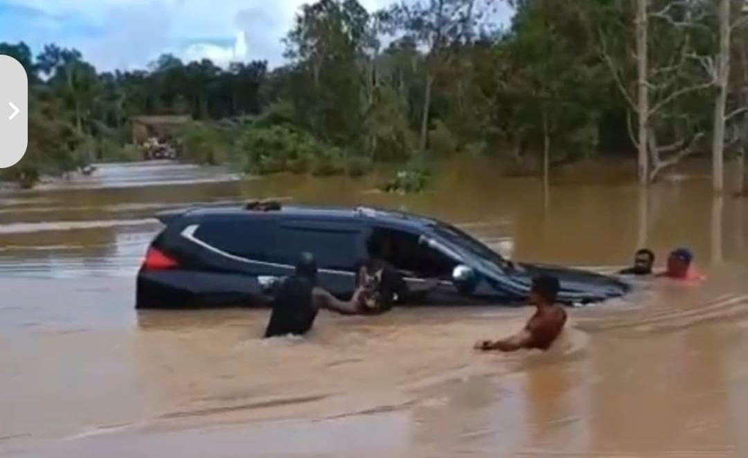 Satu unit kendaraan yang terbawa arus banjir saat berusaha menerobos banjir tersebut di Jalan Trans Papua, Muting, Kabupaten Merauke, Papua Selatan, Selasa (29/7/2025) (CEPOSONLINE.COM/MBOIK)
