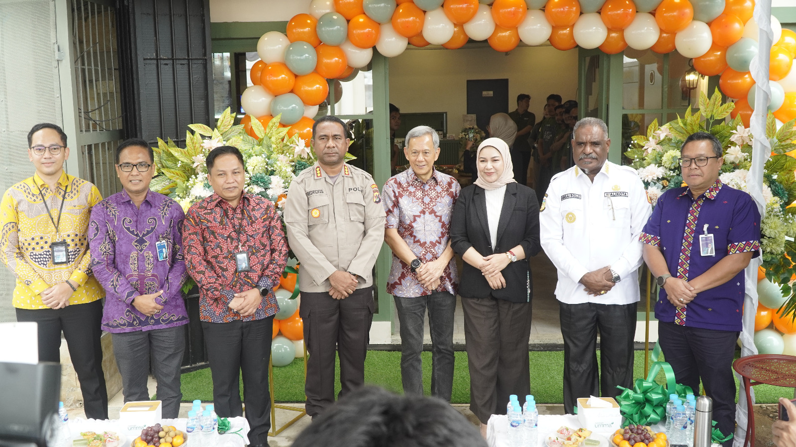 Wali Kota Jayapura, Abisai Rollo saat foto bersama dengan Owner Reomah Umma, Rudy Maswi dan Farida Djafar usai peresmian. (CEPOSONLINE.COM/Humas Pemkot)