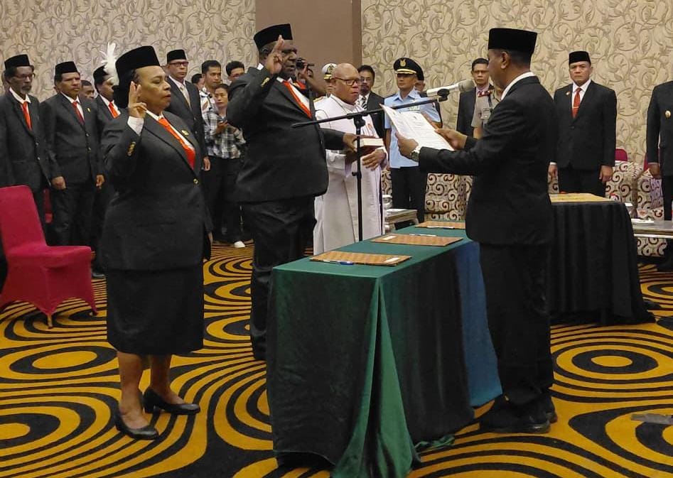 Gubernur Papua Selatan, Apolo Safanpo saat melantik Wakil Ketua I dan Wakil Ketua II MRP Provinsi Papua Selatan, Tahun 2023-2028, di Merauke, Kamis (31/7/2025).(CEPOSONLINE.COM/SULO).