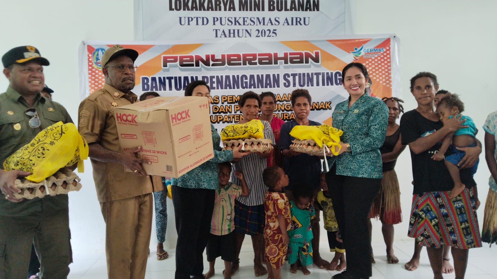 Bupati Jayapura Yunus Wonda didampingi istri saat menyerahkan bantuan dalam Kunkernya di Distrik Airu, Kabupaten Jayapura, Selasa (29/7/2025). (CEPOS ONLINE.COM/HUMAS)