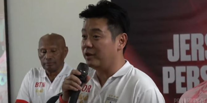 Manajer Persipura, Owen Rahadiyan, beri penjelasan terkait jersey baru Persipura.