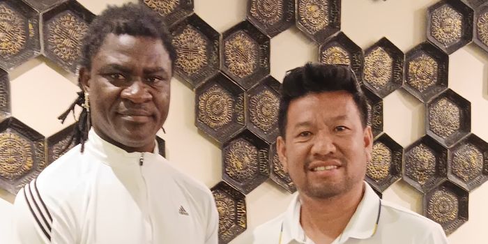 Eks Persipura, Bio Paulin, bertemu Owner Putra Doom FC, Rinoldy Rumfeka. Bio dikabarkan bakal direkrut sebagai pelatih kepala.