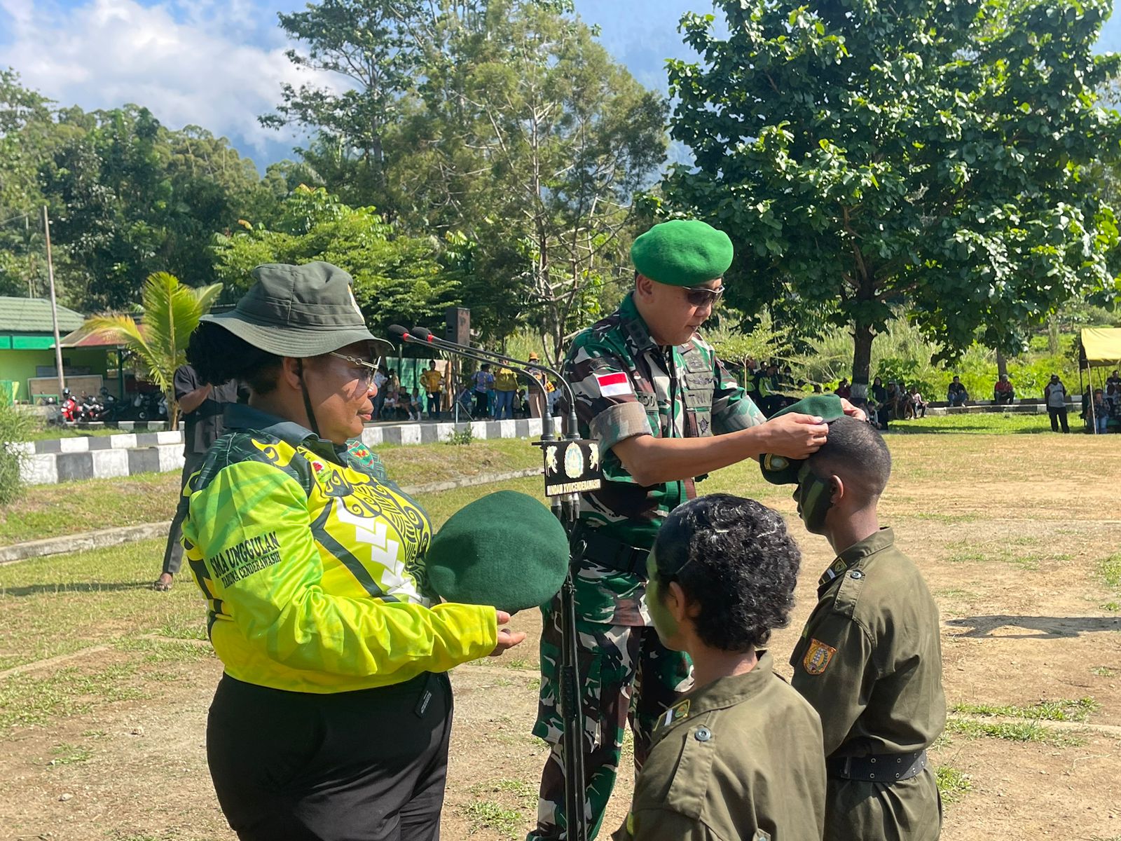 Sebanyak 90 Taruna dan Taruni SMA Unggulan Cenderawasih saat menerima pembaretan di Rindam XVll/Cenderawasih, Selasa (5/8/2025).