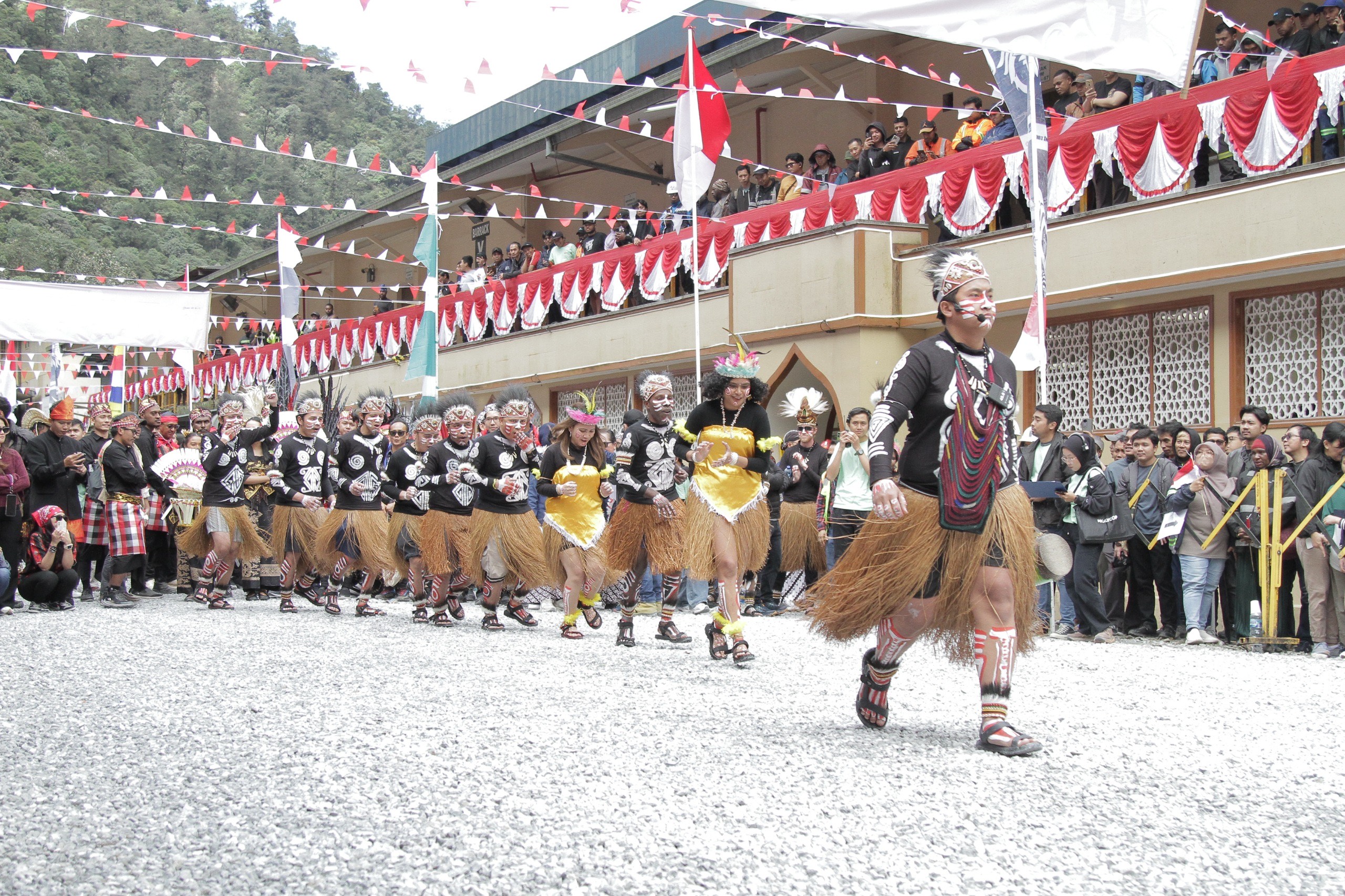 Divisi Grasberg Earthworks berkolaborasi dengan Paguyuban Papua menghadirkan budaya kearifan lokal masyarakat Papua dengan atribut pakaian adat Papua.