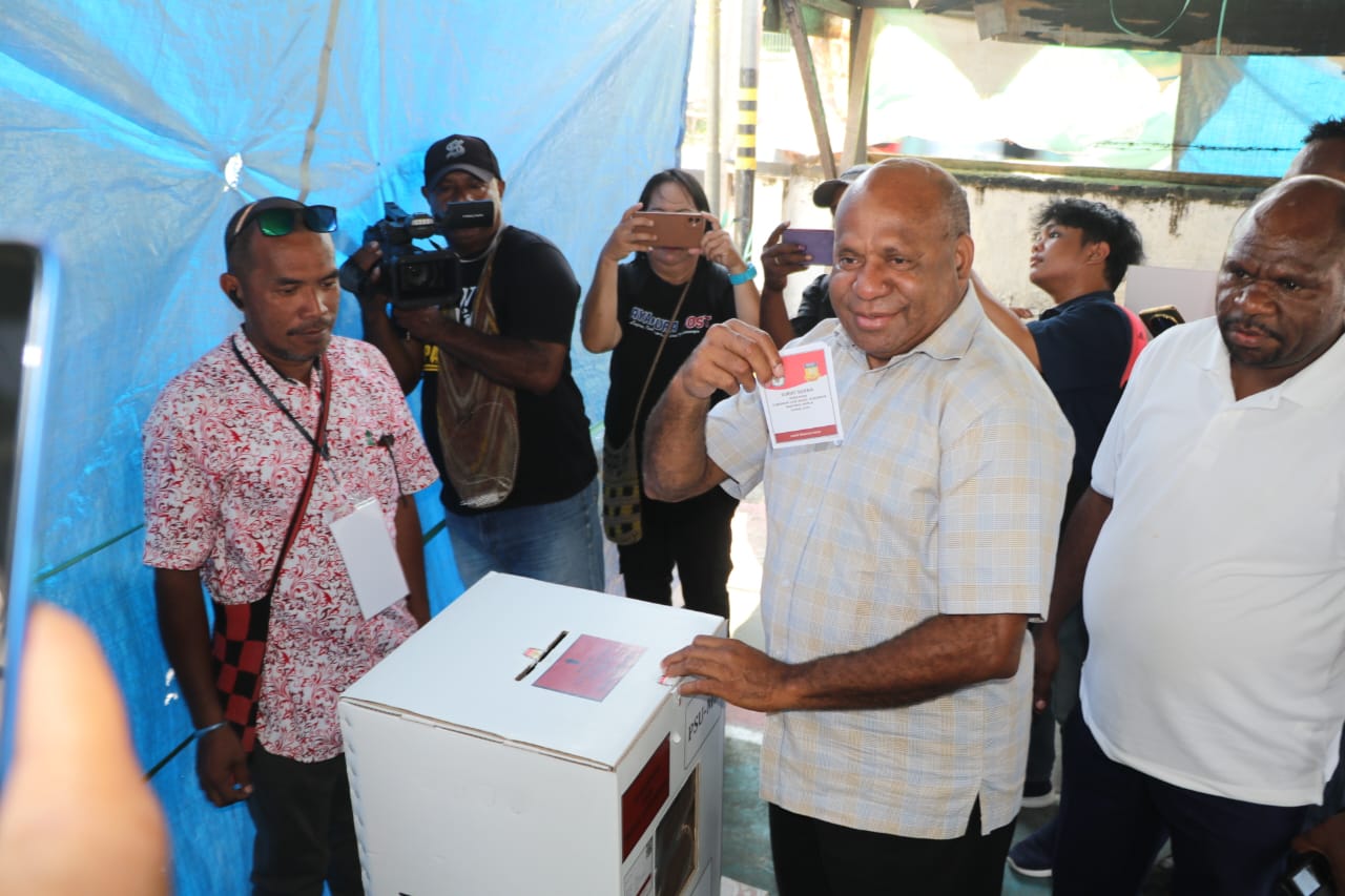 Mathius D Fakhiri saat melakukan pencoblosan di TPS 17, Rabu (6/8/2025).