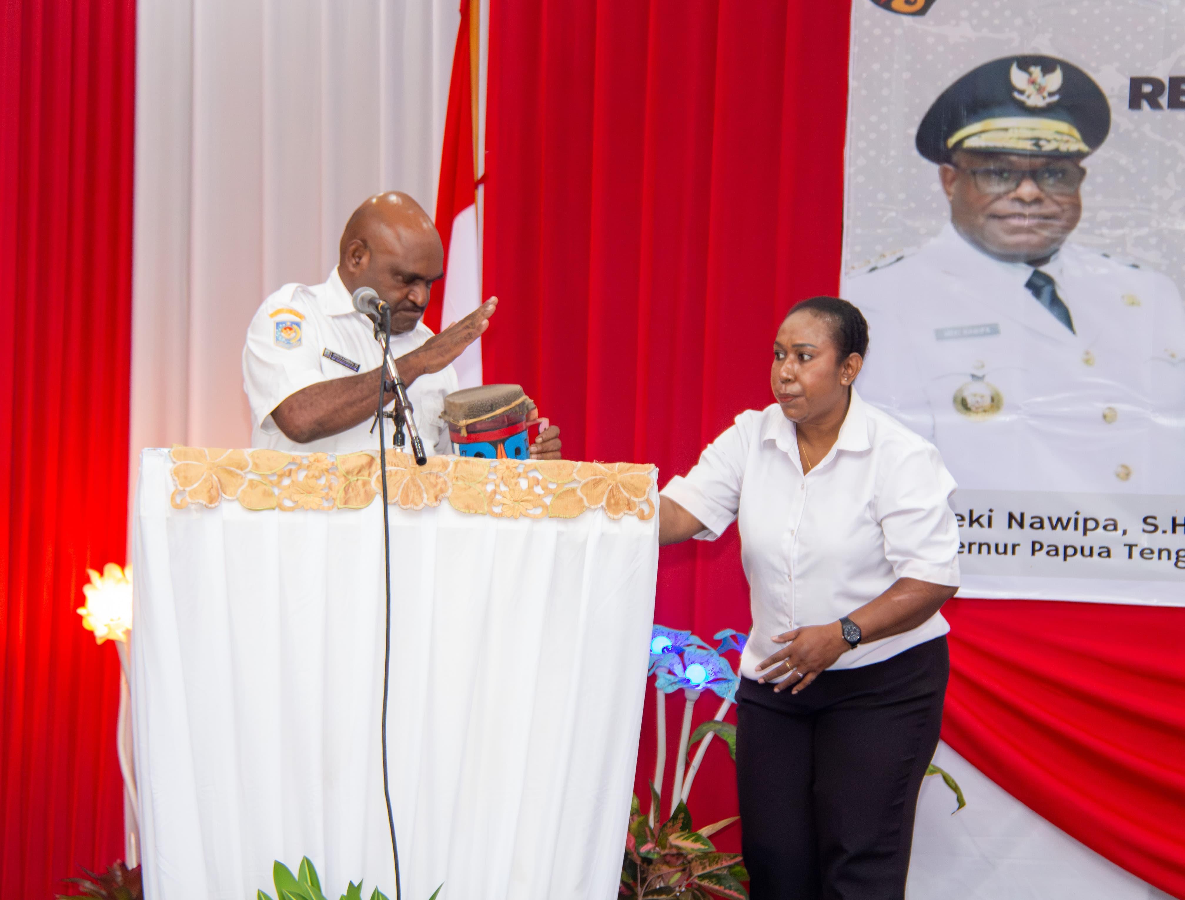 Plt. Asisten I Setda Provinsi Papua Tengah, Jarius Asgimbau saat membuka RPJMD Papua Tengah di aula LPP RRI Nabire, Rabu, (6/8/2025).(CEPOSONLINE.COM/HUMAS PEMPROV)
