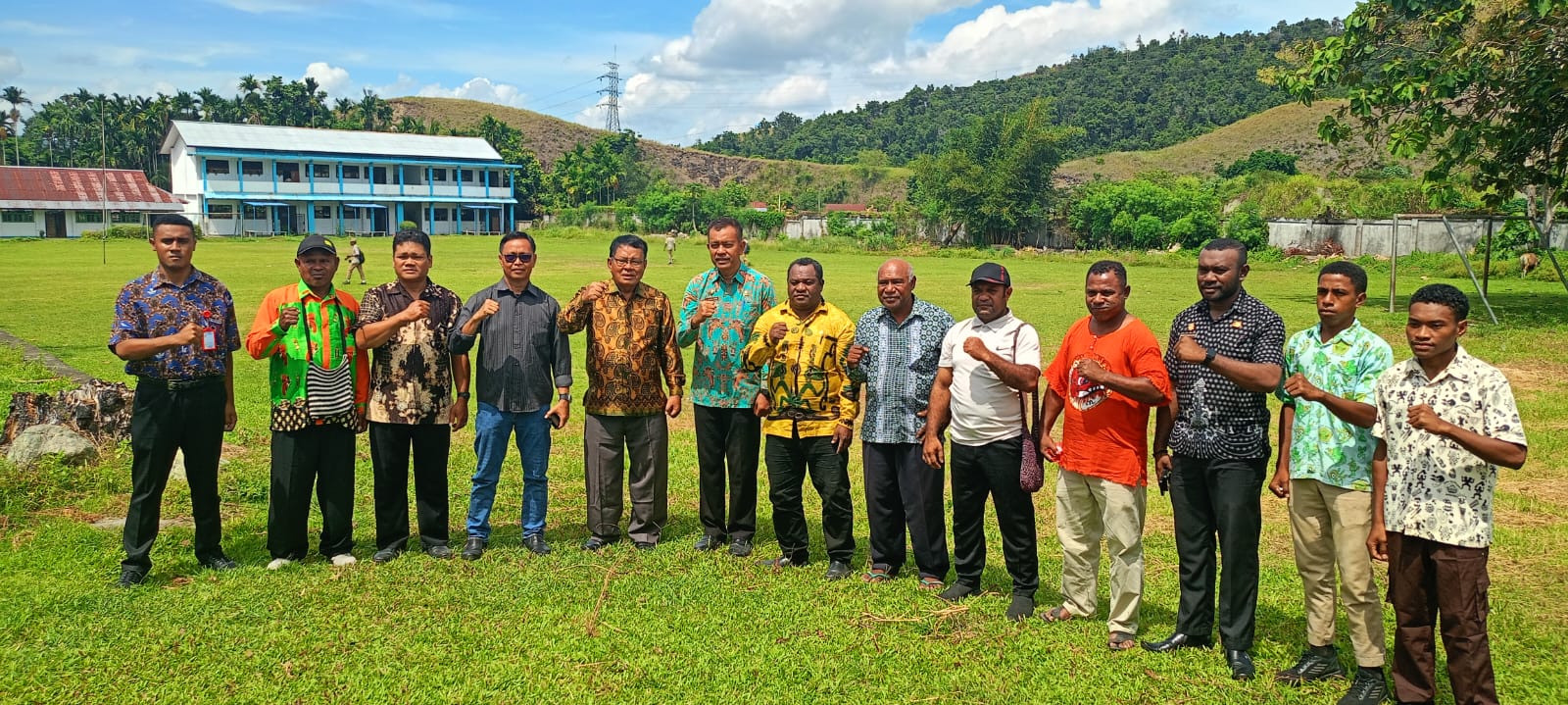 Plt Sekda Kabupaten Jayapura Abdul Rahman Basri bersama Kepala SMK Pertanian Jayapura, dan unsur terkait foto bersama, Rabu (7/8/2025).(CEPOSONLINE.COM/PRIYADI)