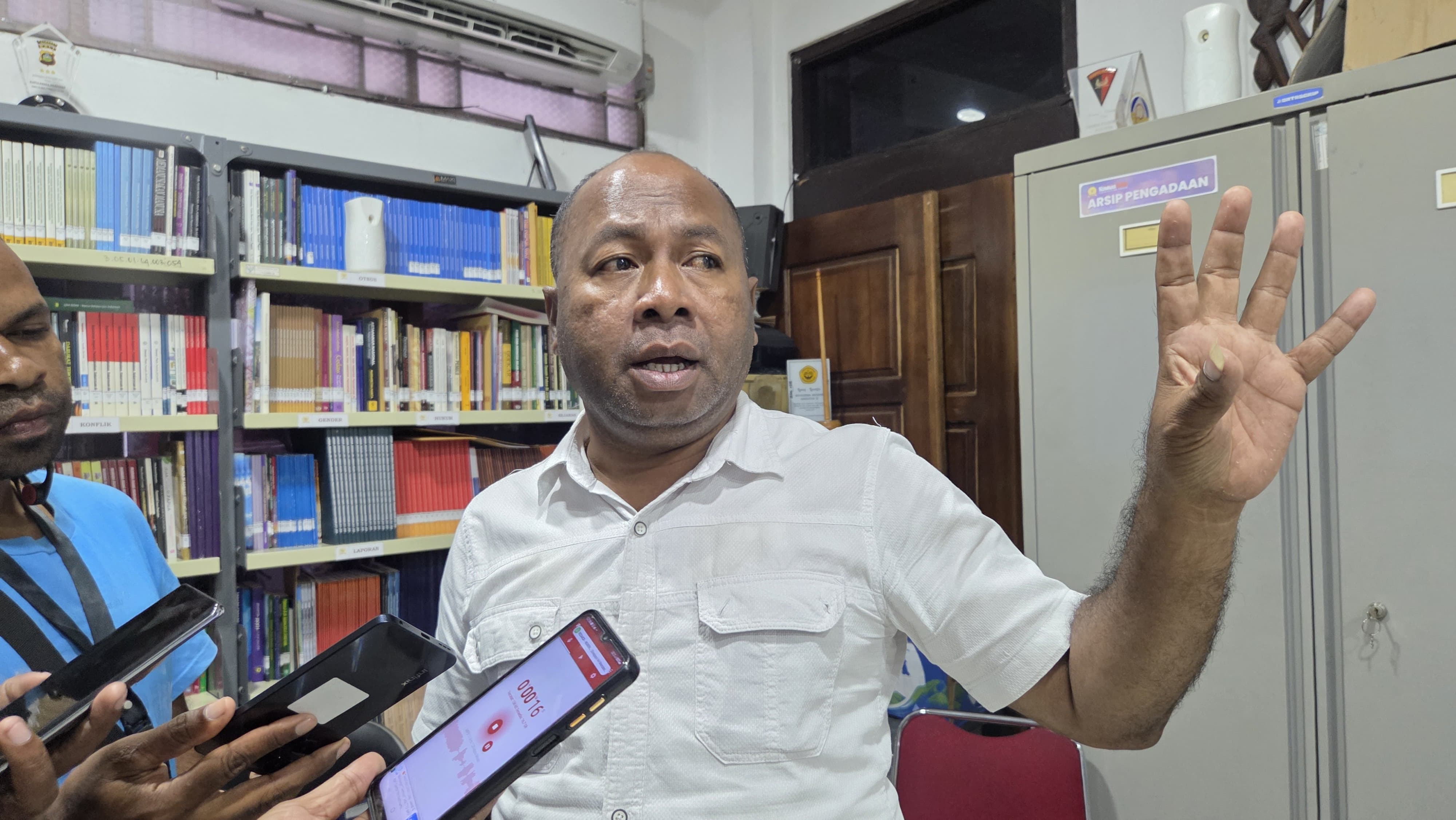 Kepala Sekretariat Komnas HAM RI di Papua, Frits Ramandey. (CEPOSONLINE.COM/ELFIRA)