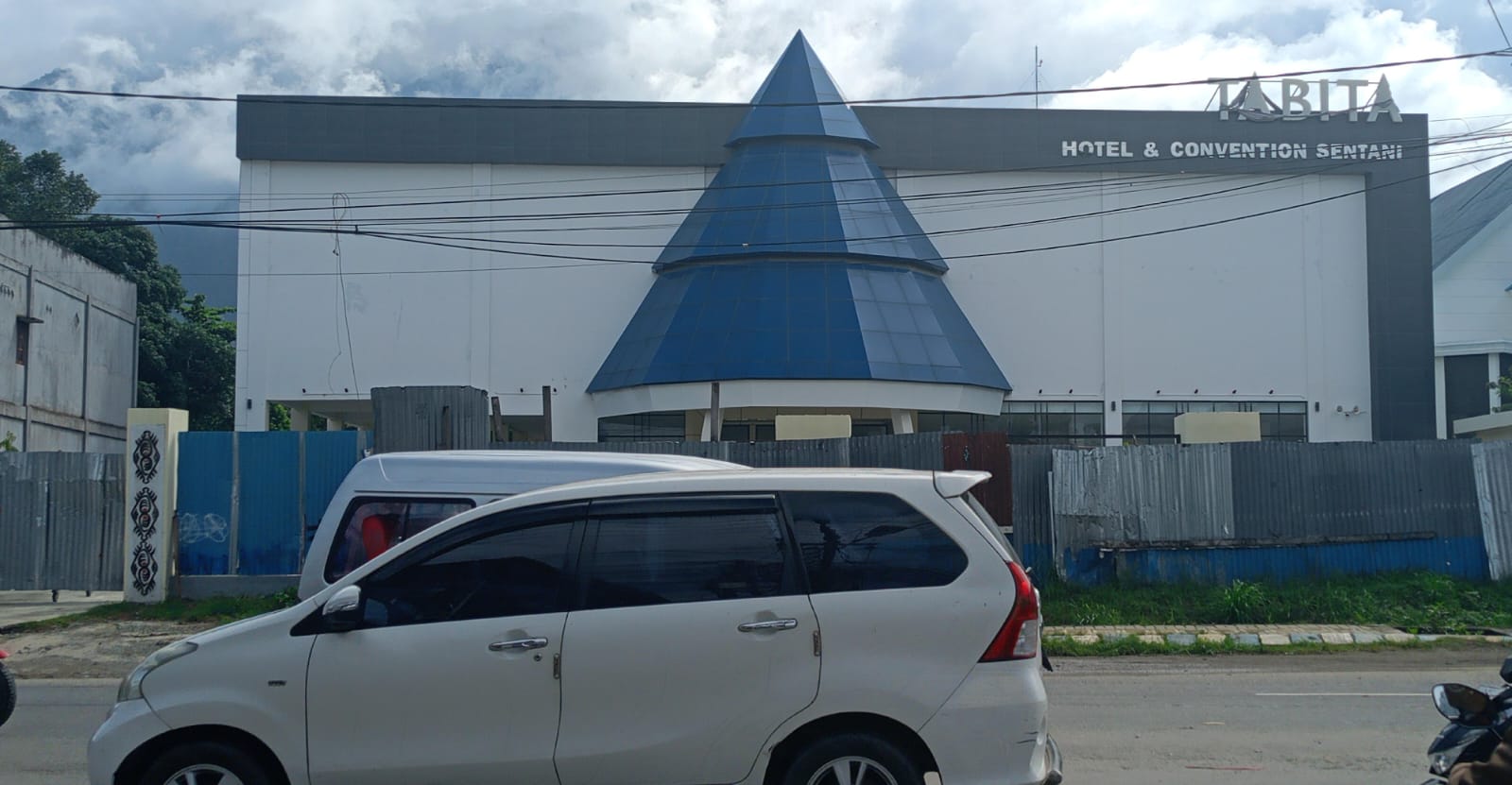 Kondisi bangunan Hotel Tanita di Jl Poros Sentani - Kemiri yang hingga kini belum beroperasi.   (CEPOSONLINE.COM/PRIYADI)