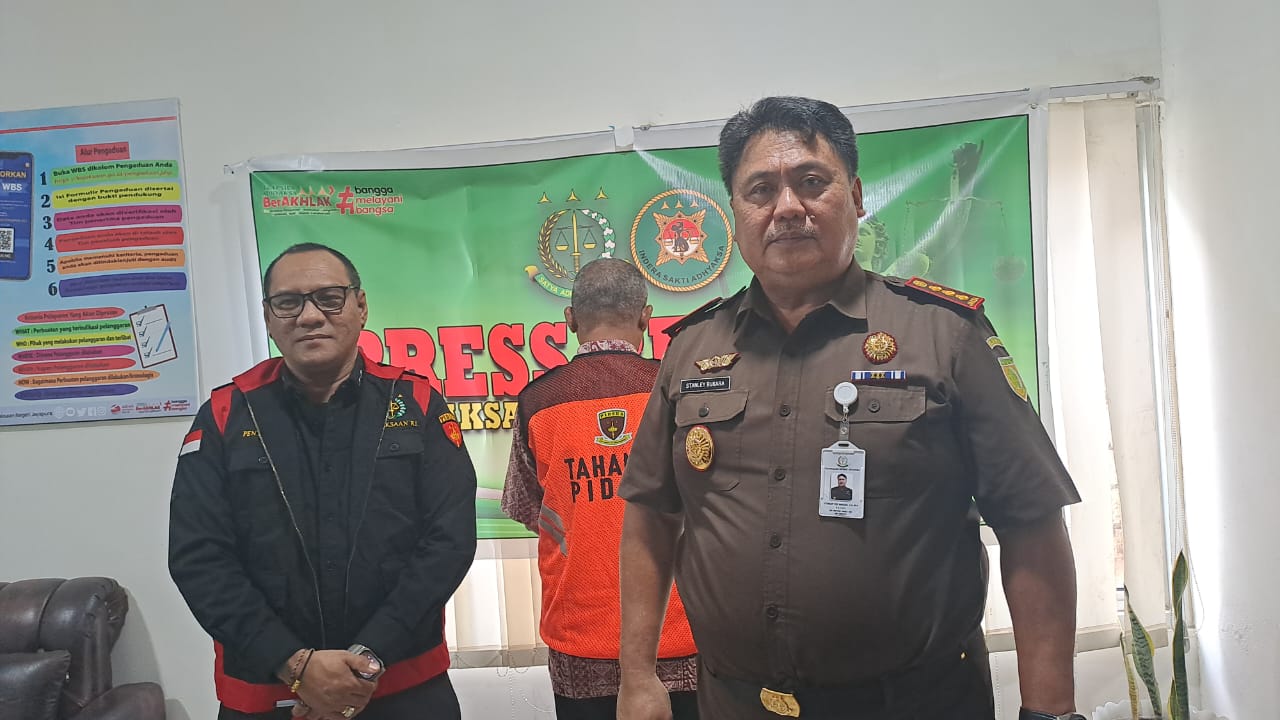Kejari Jayapura, saat jumpa pers penetapan dan penahanam Eks Kepala Bank Papua KCP Genyem Atas Kasus Kredit Fitktif 5, 75M di Kantor Kejari Jayapura, Selasa (12/8/2025). (CEPOSONLINE.COM/ISTIMEWA)