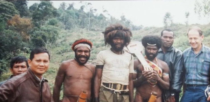 Presiden Prabowo Subianto bersama Letda Purn Darius Bayani saat operasi Mapenduma 1996. (Facebook/ Prabowo Subianto)