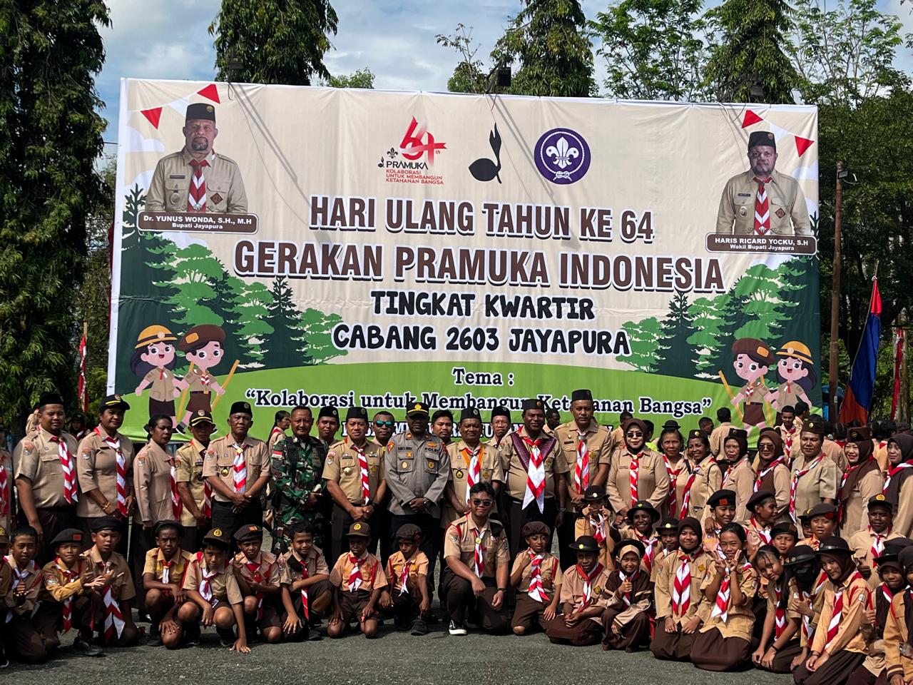 Foto bersama usai kegiatan upacara peringatan HUT ke-64 Gerakan Pramuka tingkat Kwarcab 2603 Jayapura, di lapangan apel Gunung Merah Sentani, Kamis (14/8/2025).(CEPOSONLINE.COM/PRIYADI).
