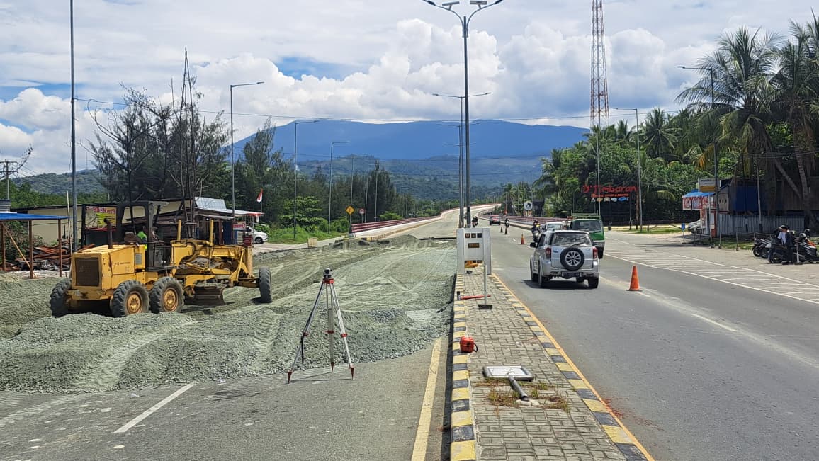 Ruas Jalan Holtekamp yang sedang dalam proses perbaikan, Kamis (12/8/2025).(CEPOSONLINE.COM/MUSTAKIM).