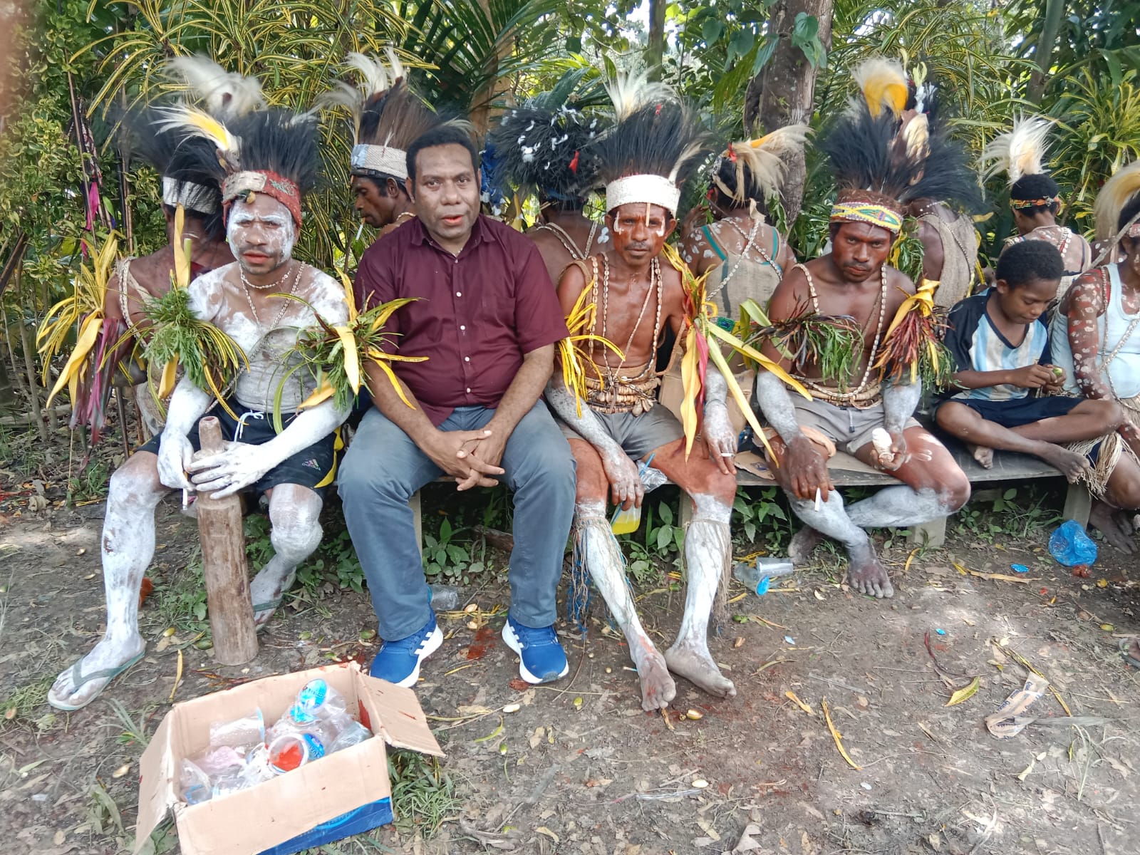 Laurens Borotian saat pose dengan masyarakat adat di Kabupaten Keerom beberapa waktu lalu.(CEPOSONLINE.COM/ISTIMEWA)
