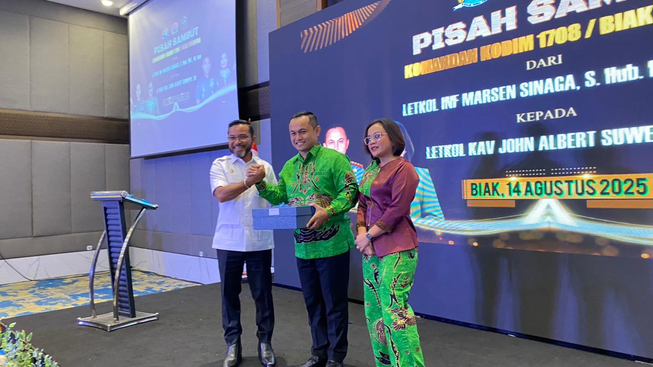 Mantan Dandim 1708 BN Letkol. Inf. Marsen Sinaga saat berpamitan bersama istri kepada Wabup Biak Numfor, Jimmy Kapisa, Kamis malam (14/8).