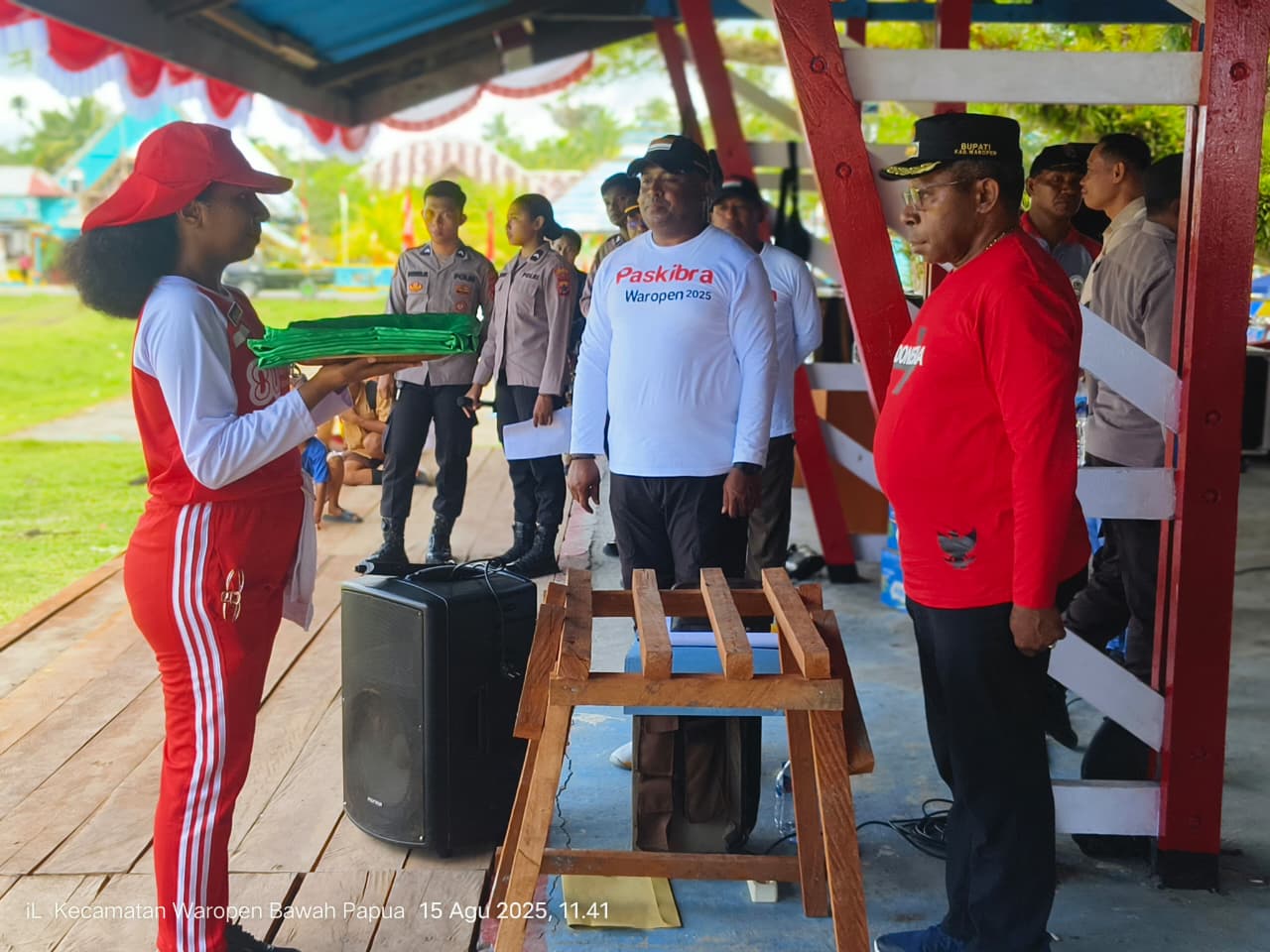 Bupati FX Mote saat bertindak sebagai Inspektur upacara pada latihan gladi bersih di Lapangan Paprindey, Waropen, Jumat (15/8).