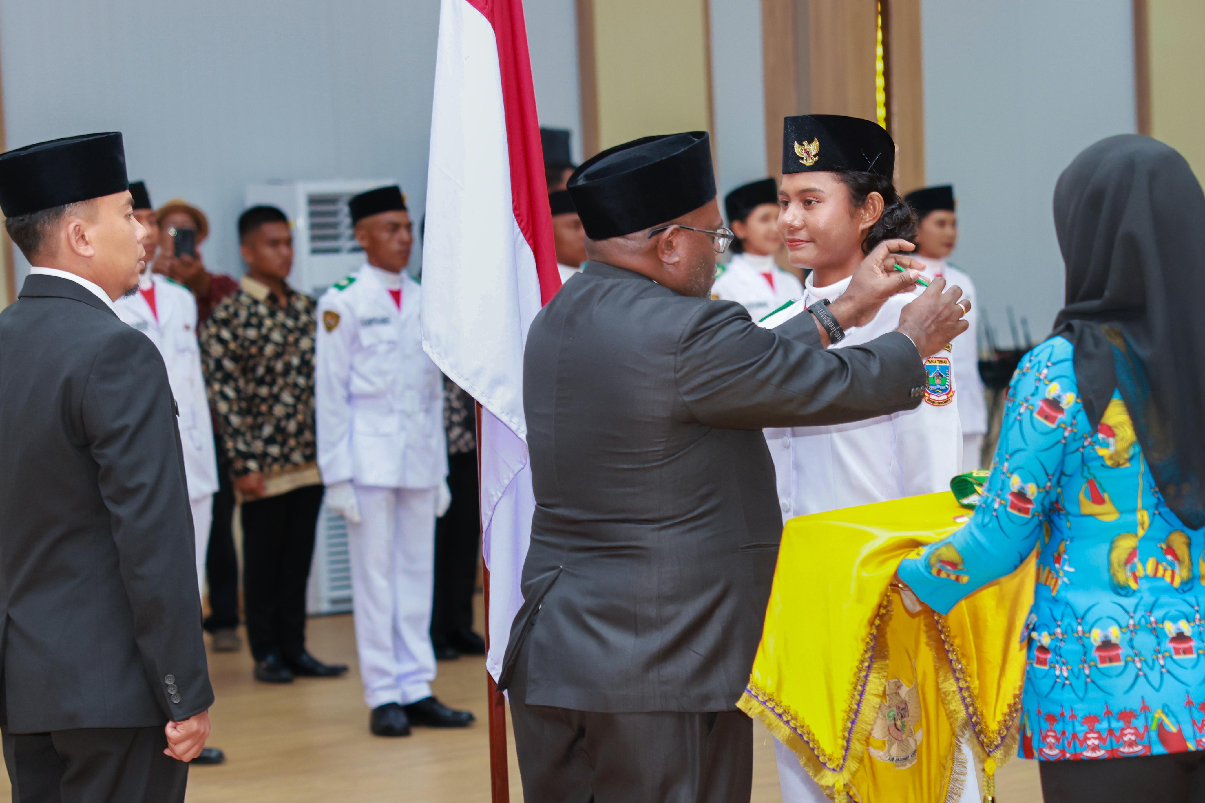 Gubernur Papua Tengah Meki Nawipa saat mengukuhkan Paskibraka Papua Tengah, Jumat (15/8/2025)(CEPOSONLINE.COM/HUMAS PEMPROV)