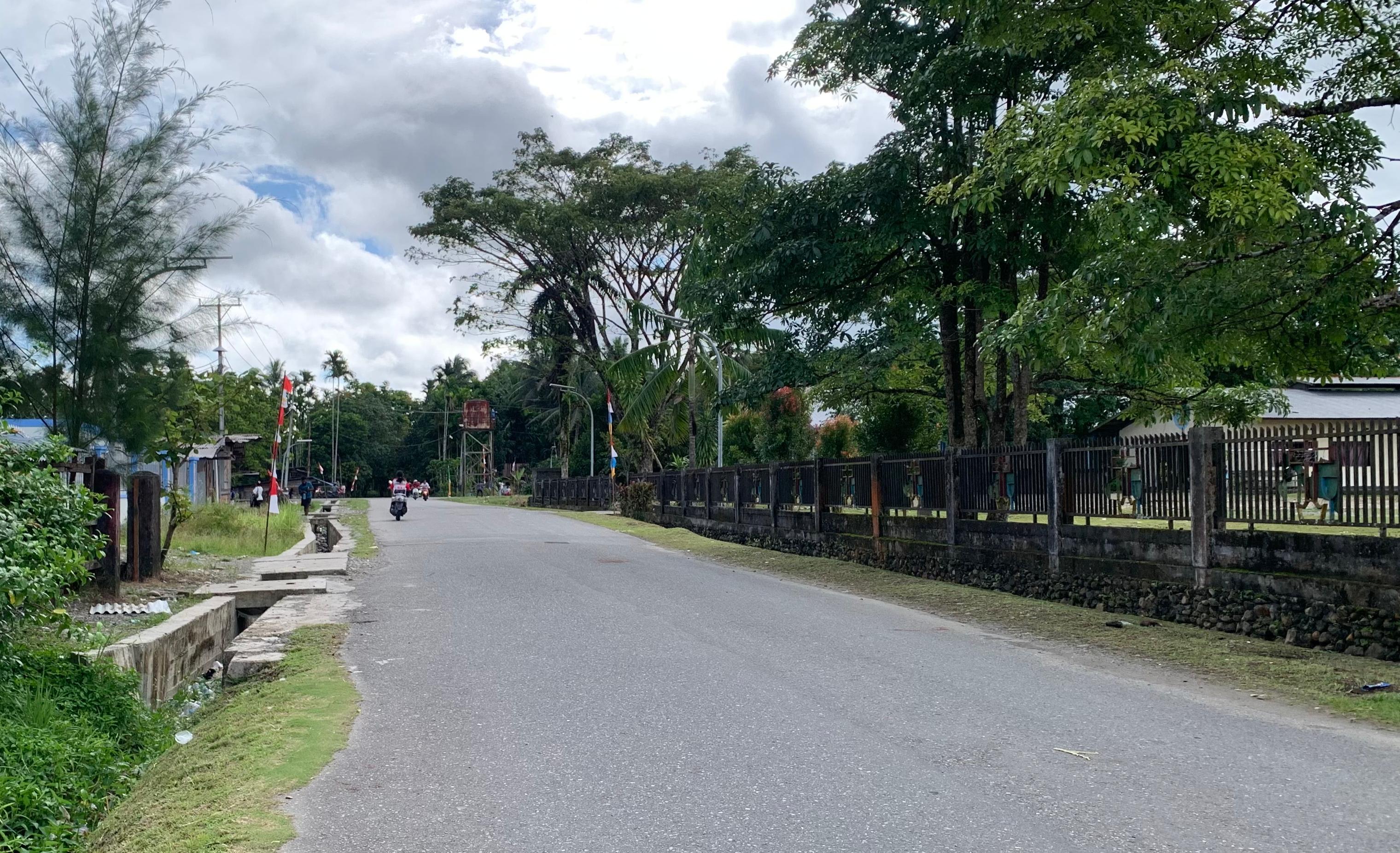 Suasana sore hari di Distrik Kwamki Narama. (Foto: Cenderawasih Pos/Moh. Wahyu Welerubun).