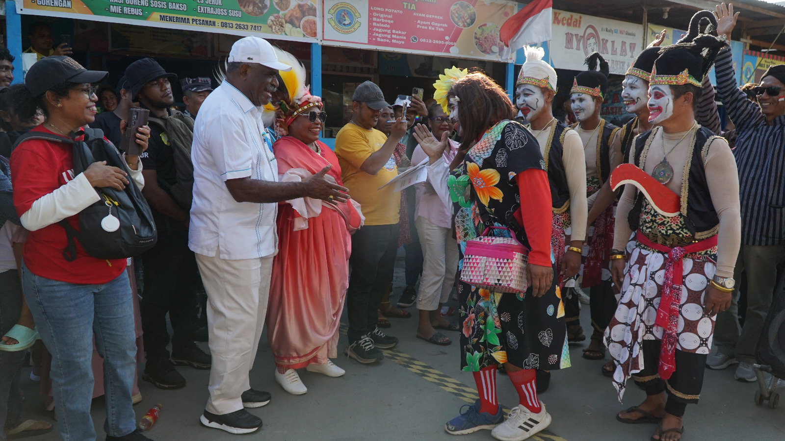 Wali Kota Jayapura, Abisai Rollo saat melepas pesy Numbay Nusantara Karnaval dalam peringatan HUT Ke-80 RI, Senin (18/8/2025). (CEPOSONLINE.COM/HUMAS PEMKOT)