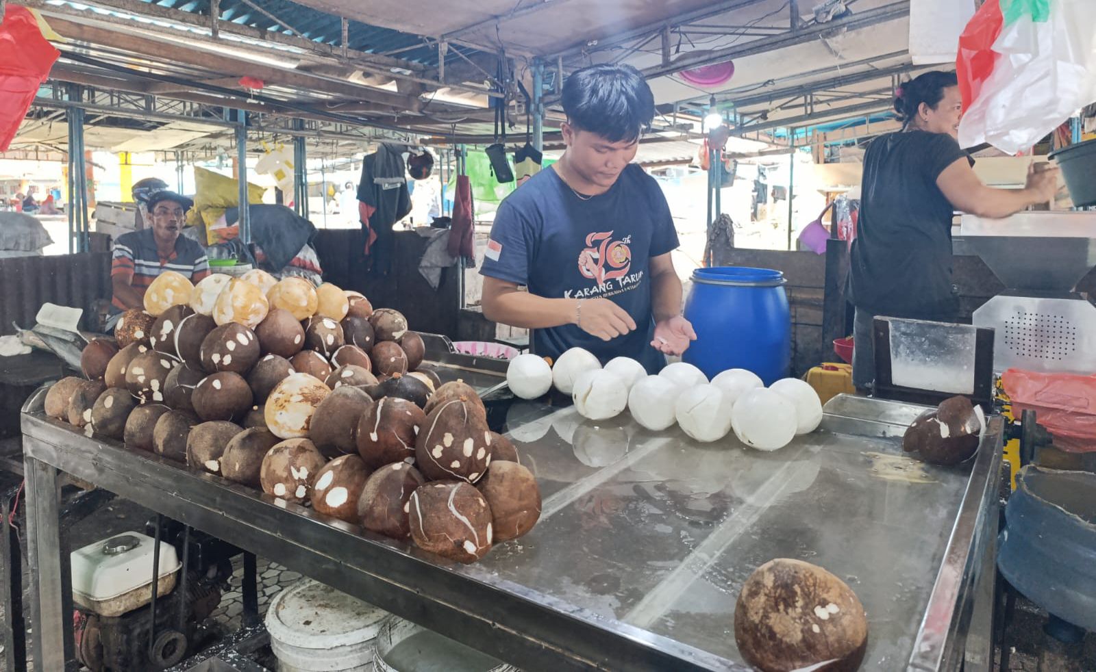 Pedagang kelapa di Pasar Sentral Timika. (Foto: Cenderawasih Pos/Moh. Wahyu Welerubun).