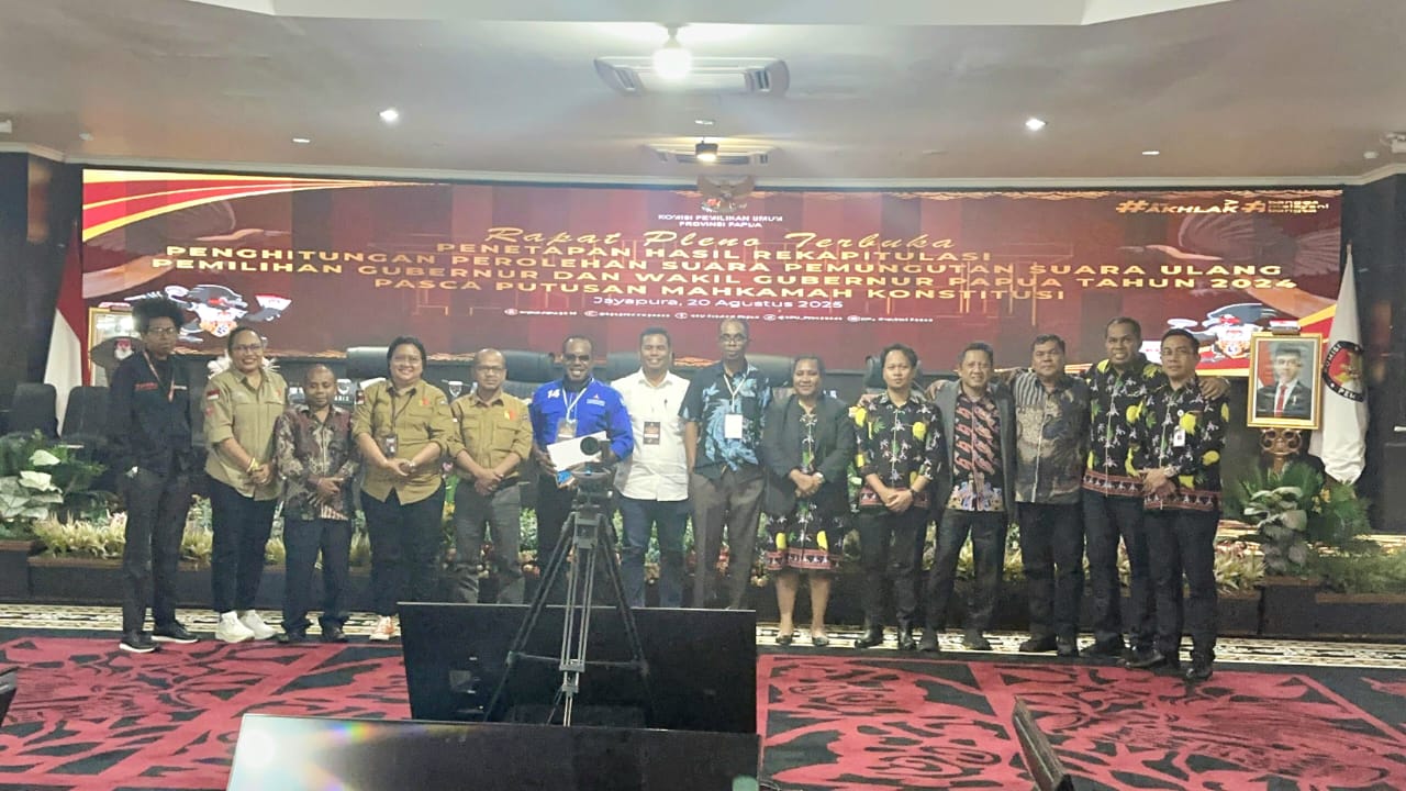 KPU Papua foto bersama usai rapat pleno Penetapan Hasil Rekapitulasi Penghitungan Perolehan Suara PSU pemilihan gubernur dan wakil gubernur Papua tahun 2024 pasca putusan MK, Rabu (20/8/2025)