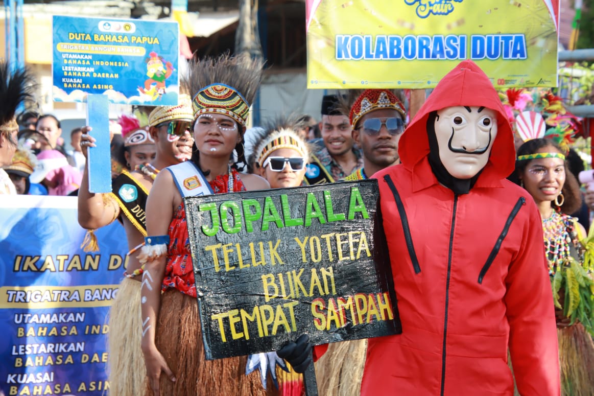 Atribut aktivis lingkungan saat mengisi carnaval yang digelar Pemkot Jayapura.(CEPOSONOLINE.COM/GAMEL).