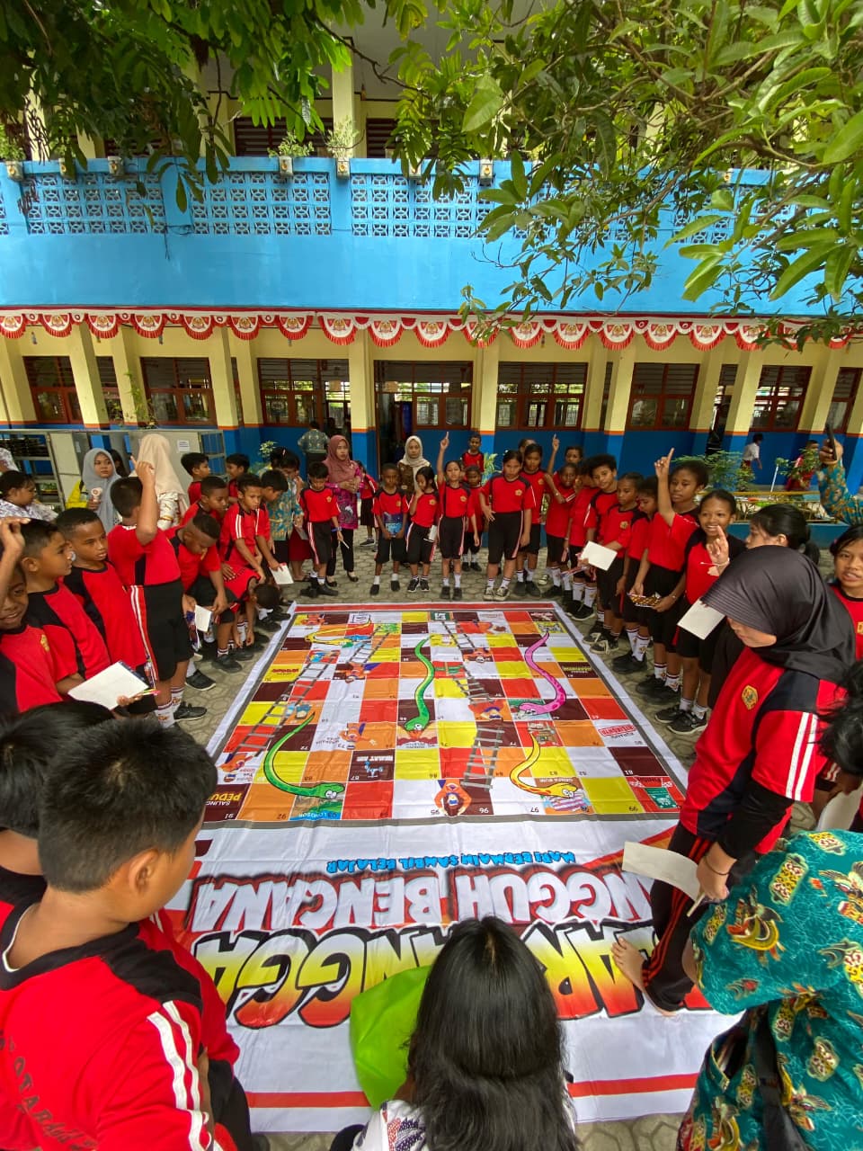 Siswa SD Inpres Kotaraja saat mengikuti sosialisasi dan simulasi bencana dari BPBD Kota Jayapura, Kamis (21/8/2025).(CEPOSONLLINE.COM/JIMI).