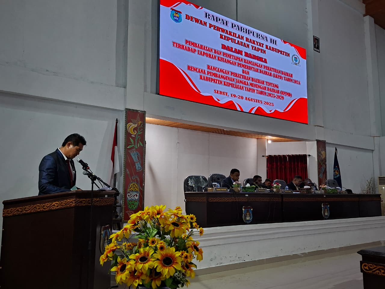 Fraksi Nasdem saat membacakan tanggapan umum fraksinya pada Sidang Paripurna III di gedung DPRK Kp Yapen, Selasa (19/8).