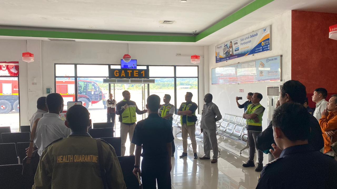 Suasana saat melakukan simulasi pelayanan di Gate 1 Ruang Tunggu Bandara FK Biak.