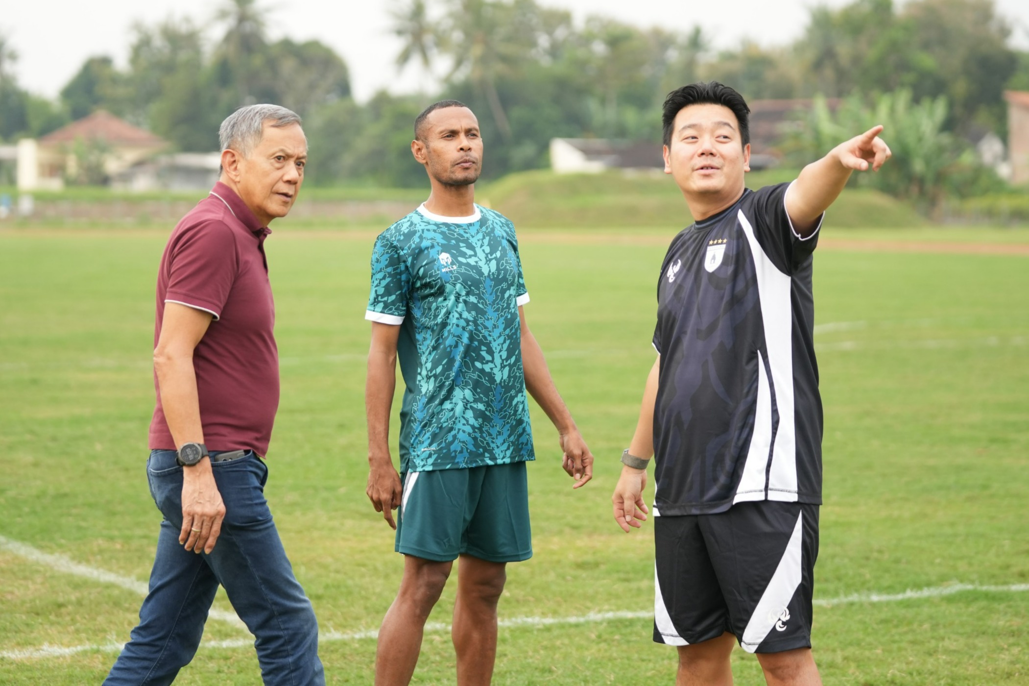Manager Persipura, Owen Rahadiyan bersama Komisiaris Persipura, Rudy Maswi dan pemain Ruben Sanadi saat berbincang disela-sela latihan tim. (CEPOSONLINE.COM/SYAIFUL PERSIPURA)
