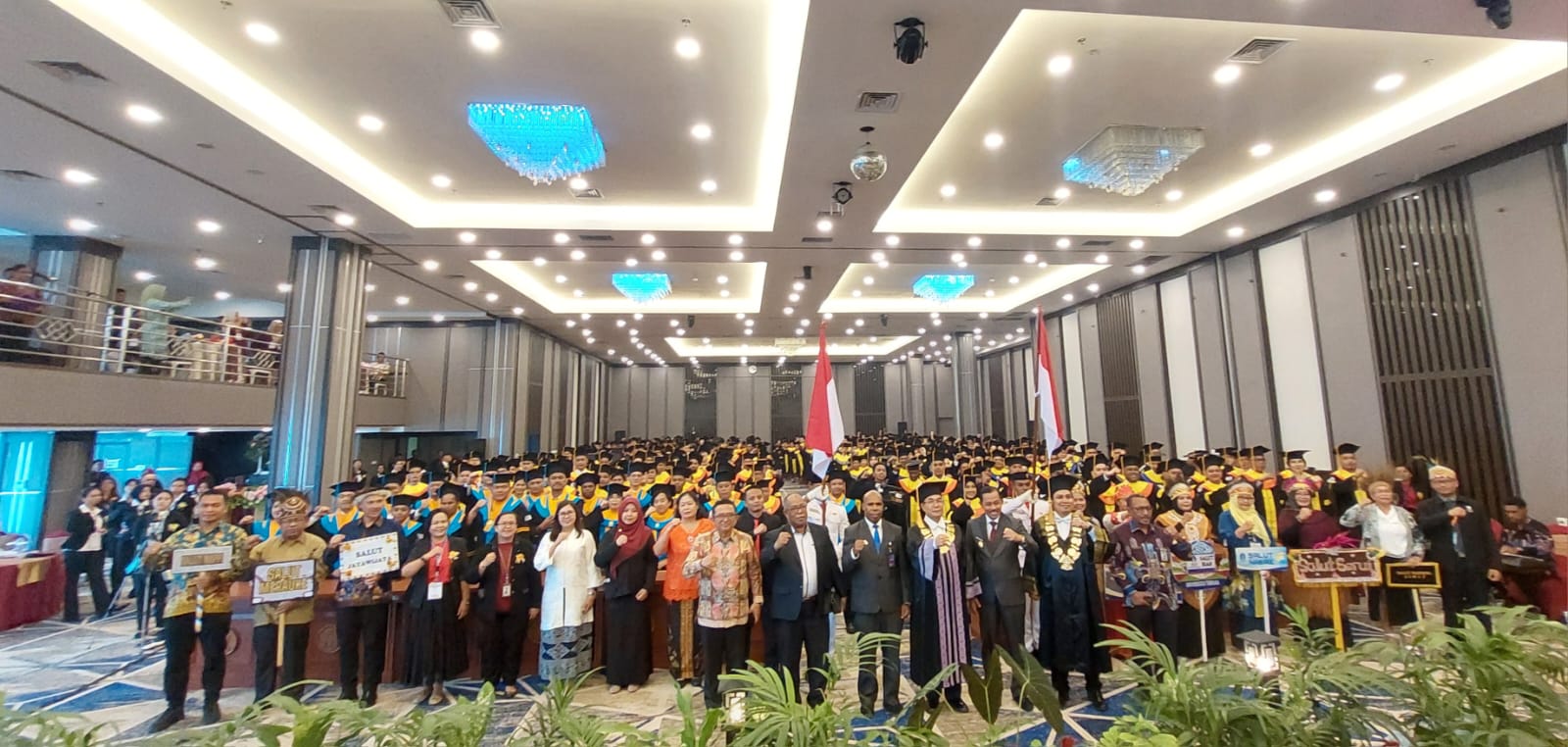 Wisudawan/Wisudawati UT Jayapura saat Upacara Wisuda Daerah Tahun 2025 di Hotel Aston Jayapura, Papua, Sabtu (23/8/2025). (CEPOSONLINE.COM/KAREL)