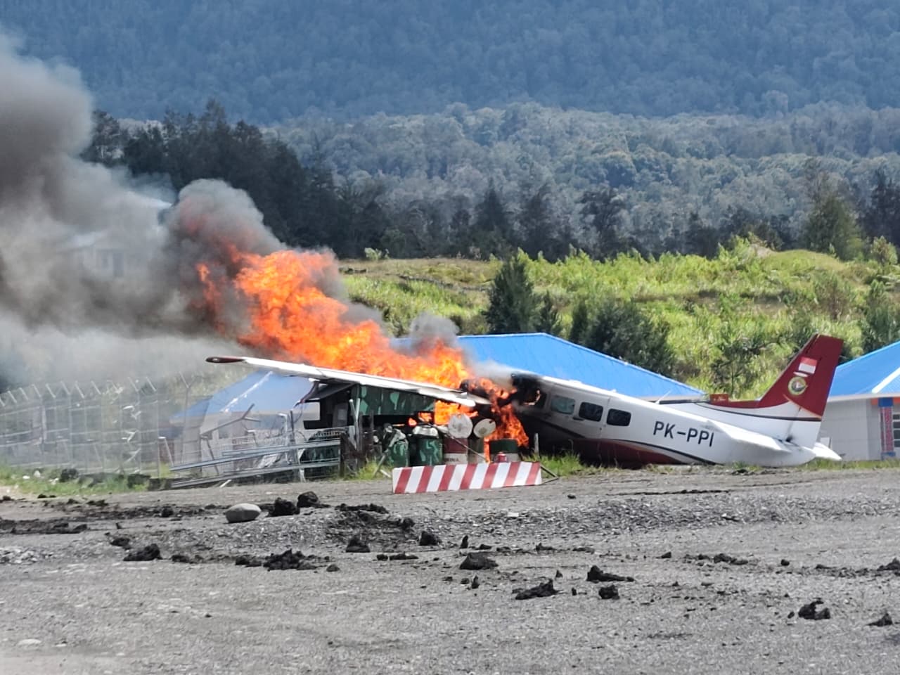 Pesawat Kargo PK-PPI mengalami kecelakaan di landasan pacu Bandara Aminggaru, Distrik Omukia, Kabupaten Puncak, Papua Tengah, Senin (25/8/2025) pagi (CEPOSONLINE.COM/Polres Puncak)