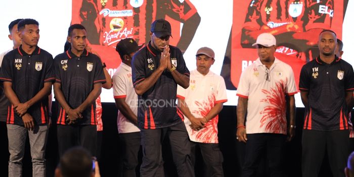 Kapten Boaz Solossa dalam launching Persipura di Kota Jayapura, Sabtu, 23 Agustus 2025.