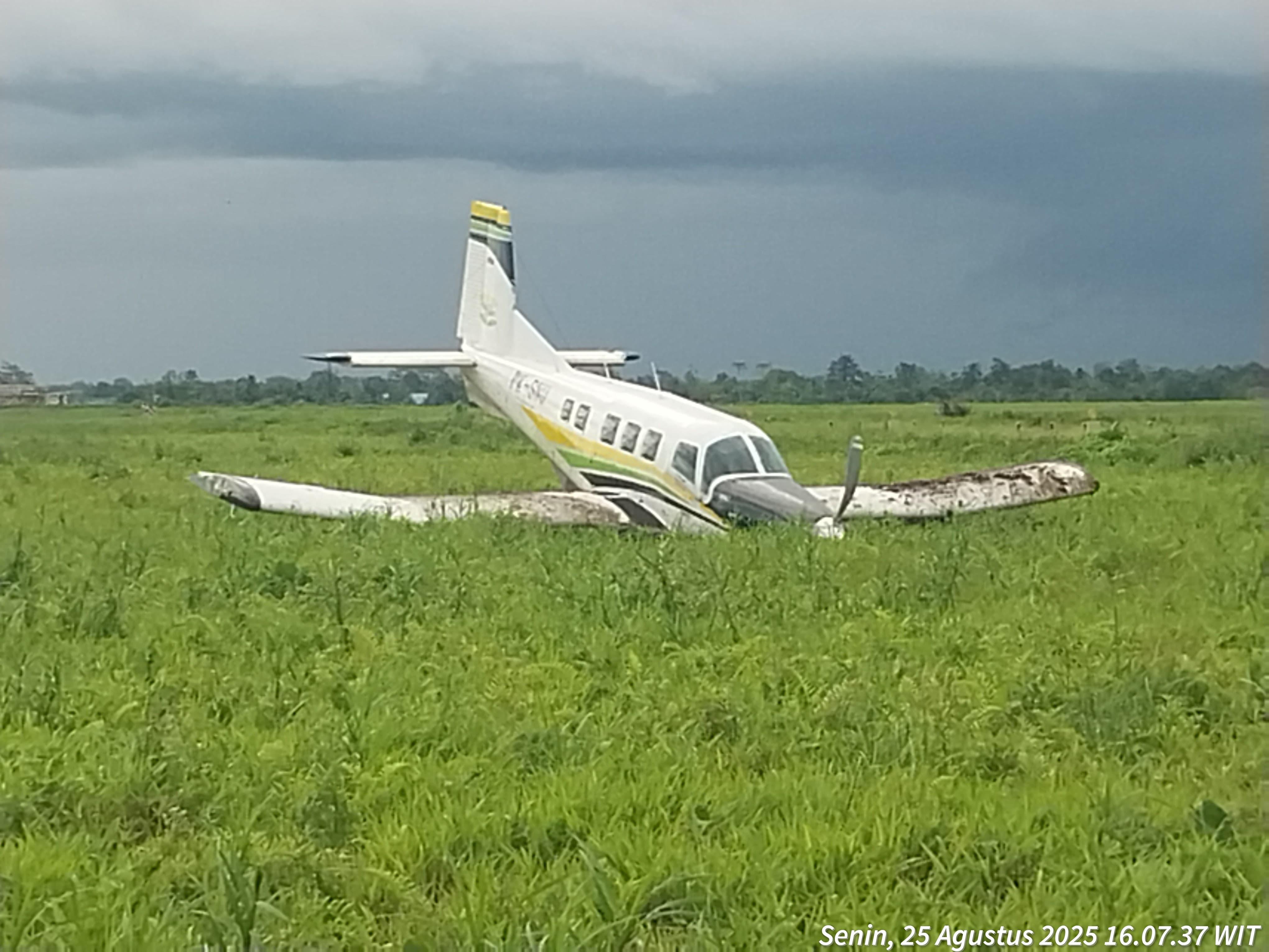 Kondisi pesawat yang tergelincir di ujung runway. (Foto: Istimewa).