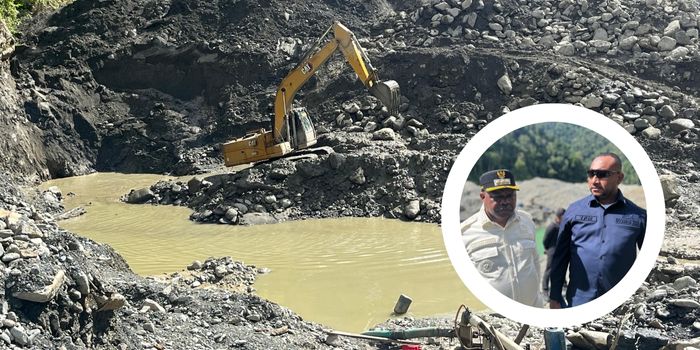 Bupati Manokwari, Hermus Indou, (kiri) bersama Anggota DPR RI, Yan Mandenas, (kanan) meninjau tambang emas ilegal di Manokwari.