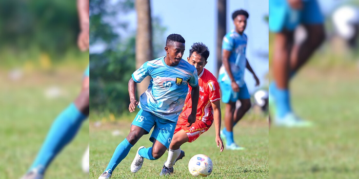 Pemain WBFC saat berduel dengan pemain Jogja Foolball Management di Jogja beberapa hari lalu.