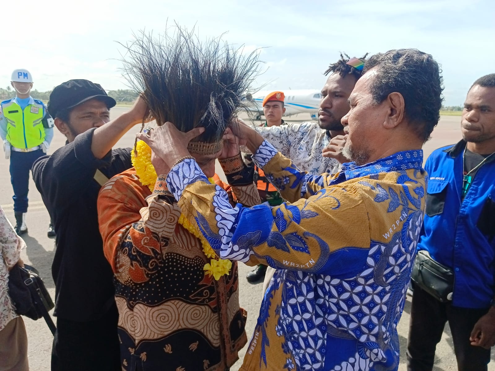 Rektor Unmus yang baru Dr. Ir. Daud Andang Pasalli, ST, M. Eng saat tiba di bandara Mopah Merauke disambut dengan pengalungan bunga dan pemasangan mahkota di kepala, Rabu (27/8/2025)