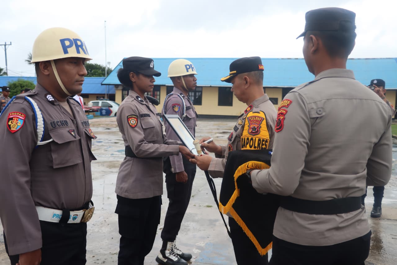 Kapolres Mappi Kompol Suparmin, saat melakukan PTDH terhadap seorang personel Polres Mappi Bripda NK, Selasa (26/8/2025)  Ceposonline.com/Humas Polres Mappi